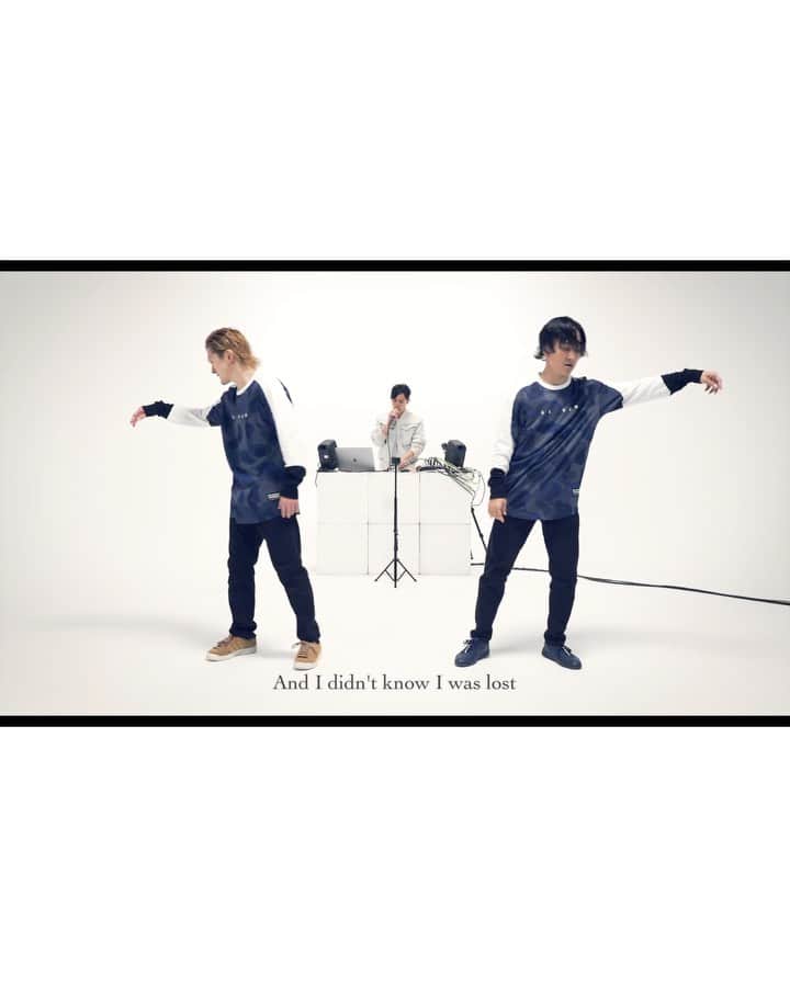 𝐑𝐄𝐀𝐓𝐌𝐎のインスタグラム：「名曲 @avicii - ”Wake Me Up" (ft. @aloeblacc )をカバー、ダンスデュオHilty & Boschとコラボさせていただきました。 Hilty & Boschが定番の持ち曲としていて、ライヴショウの佳境で必ず踊っているこの曲、今回は僕バージョンで演奏してコラボパフォーマンスしています。 数年前にとんでもないヒットをした曲ですが、すごく内省的な歌詞で僕も大好きな曲。歌いながら感極まりそうでした。 フル動画、ぜひ @peeektv でご覧あれ！ https://www.youtube.com/watch?v=hfPY2XTF8R0  @hiltyandbosch_official #Beatbox #Dance #Avicii #WakeMeUp #AloeBlacc #locking #lock @gstarraw @gstarraw_jp #hiltyandbosch #Greatconjunction」