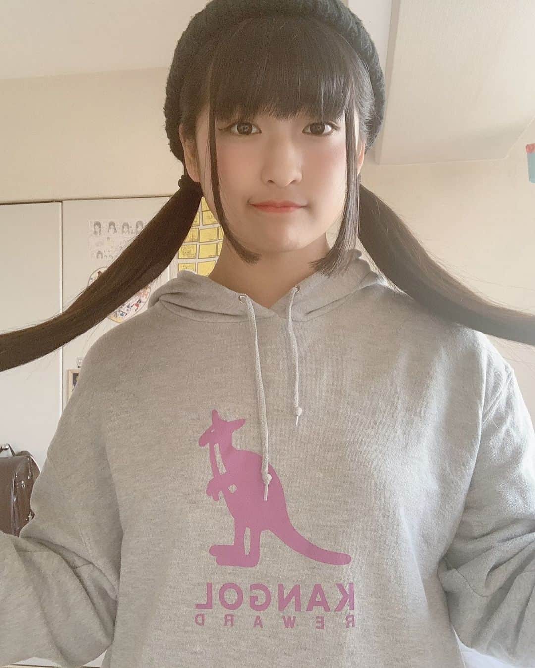 りりりのインスタグラム：「パーカーにニット帽って可愛いよね💕 ・ ・ ・ 最近あんまりInstagram投稿出来てないから投稿できる時にするね☺️💗 #寒いね #ニット帽 #りりり  #明日から #もっと #寒くなるらしい」