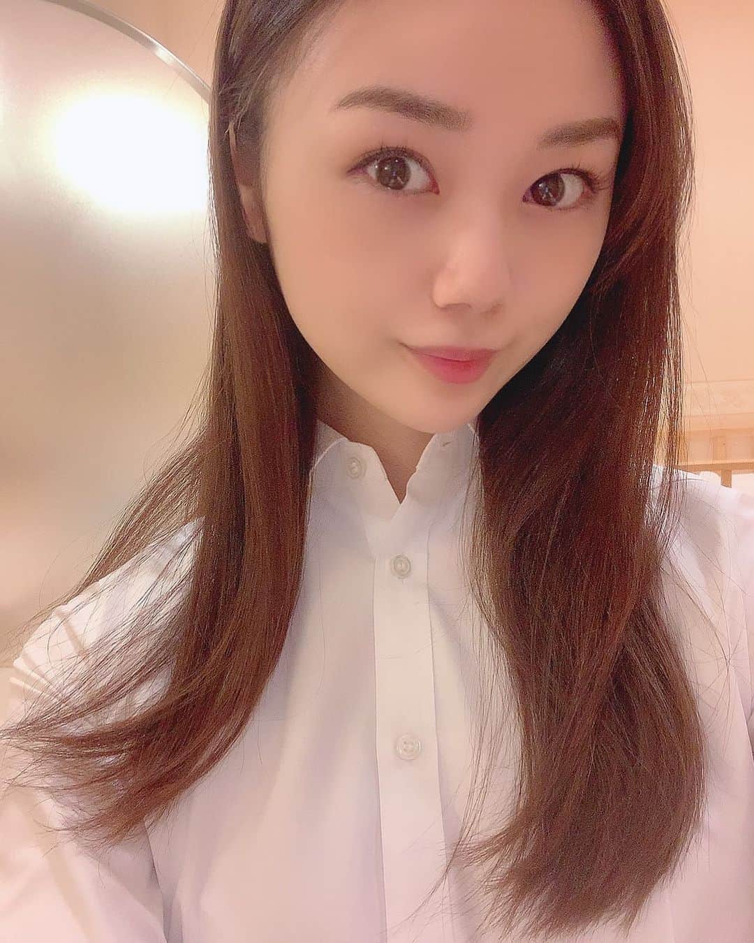 長野じゅりあのインスタグラム：「・ ・ こんばんは☺️ ・ 髪の毛ストレートにすっかりなれちゃったw前は毎日巻いてたのに😴🐶 ・ #ストレート　#イメチェン　#巻き髪　#自撮り」