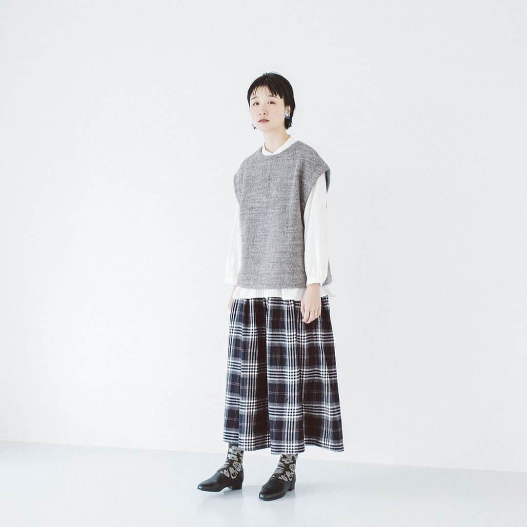 ナチュランさんのインスタグラム写真 - (ナチュランInstagram)「◆期間限定◆ストアオープン【 MAISON BLANCHE 】 日常を楽しく彩るテキスタイル﻿ ﻿ クラシカルでベーシック、そしてシンプルな大人の暮らしを提案する「MAISON BLANCHE（メゾン ブランシュ）」が、ナチュランに初登場です。﻿ 素材・デザイン・色にこだわったテキスタイルは、デザイナーの手でひとつひとつ丁寧に描かれたブランドオリジナル。﻿ 今回は、身につけるだけで気分が上がる、毎日の生活がちょっと楽しくようなカラフルな小物たちを、期間限定で販売いたします。﻿ ﻿ ﻿ -----------﻿ ■スクエアバッグ[DBY-2G50-0534-B]﻿ 持ち手部分のタックによって立体的なシルエットが表現されたコットンリネンのバッグは、繊細で美しい柄が目を惹きます。﻿ 絶妙な持ち手の長さで肩掛けしやすく、荷物の量によってふんわりとしたシルエットになったり、すらっとコンパクトになったりと、雰囲気が変わるデザイン性の高さが魅力です。﻿ ﻿ ﻿ -----------﻿ ■あったかソックス　プリュファン[DBY-2G50-0544-B]﻿ フルーツや花が並んだデザインがかわいらしい、オリジナル柄のジャカードソックス。﻿ ミドルゲージのウール混糸を使用して丁寧に織り上げました。﻿ ﻿ ﻿ -----------﻿ ■リネンコットン　バブーシュルームシューズ[]DBY-2Z50-0535-A﻿ 上品で華やかなオリジナルプリント生地が魅力のバブーシュは、ふわふわの履き心地でリラックスしたおうち時間を過ごせるアイテムです。﻿ ﻿ ﻿ -----------﻿ ■ぽかぽかルームソックス　プティフルール[DBY-2G50-0530-B]﻿ まるで「履くこたつ」のように足元からじんわりとあたたまり、一度履いたらもう脱げない！と、ナチュランスタッフにも大人気のルームソックス。﻿ ﻿ ﻿ ﻿ ------------------------------﻿ ▶️お買いものは写真内のタグをタップしてくださいね。またはプロフィールからもナチュランへリンクしています。→@natulan_official﻿ ﻿ ▶️写真内のタグは、販売中でも消えている場合がございます。ぜひ、ナチュランの検索窓から、商品コード又は商品名を、検索してみてくださいね。﻿ ﻿ ▶️プロフィール画面では、季節のおすすめ商品や、再入荷情報をご紹介しています。ぜひ、ご覧くださいませ。→@natulan_official﻿ ﻿ ﻿ -----------﻿ #lifewear #linendress #今日のコーデ #コーディネート #ファッション #ナチュラル #ナチュラン #natulan #日々の暮らし #暮らしを楽しむ #シンプルライフ #シンプルコーデ #シンプル #暮らし #あたため #冷え取り #手袋 #カジュアルコーデ #靴下 #エコバッグ #大人コーデ #ポップアップ #ポップアップストア #natulan_official #メゾンブランシュ #MAISONBLANCHE」12月14日 20時05分 - natulan_official