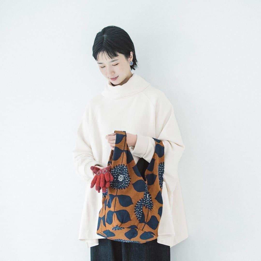 ナチュランさんのインスタグラム写真 - (ナチュランInstagram)「◆期間限定◆ストアオープン【 MAISON BLANCHE 】 日常を楽しく彩るテキスタイル﻿ ﻿ クラシカルでベーシック、そしてシンプルな大人の暮らしを提案する「MAISON BLANCHE（メゾン ブランシュ）」が、ナチュランに初登場です。﻿ 素材・デザイン・色にこだわったテキスタイルは、デザイナーの手でひとつひとつ丁寧に描かれたブランドオリジナル。﻿ 今回は、身につけるだけで気分が上がる、毎日の生活がちょっと楽しくようなカラフルな小物たちを、期間限定で販売いたします。﻿ ﻿ ﻿ -----------﻿ ■スクエアバッグ[DBY-2G50-0534-B]﻿ 持ち手部分のタックによって立体的なシルエットが表現されたコットンリネンのバッグは、繊細で美しい柄が目を惹きます。﻿ 絶妙な持ち手の長さで肩掛けしやすく、荷物の量によってふんわりとしたシルエットになったり、すらっとコンパクトになったりと、雰囲気が変わるデザイン性の高さが魅力です。﻿ ﻿ ﻿ -----------﻿ ■あったかソックス　プリュファン[DBY-2G50-0544-B]﻿ フルーツや花が並んだデザインがかわいらしい、オリジナル柄のジャカードソックス。﻿ ミドルゲージのウール混糸を使用して丁寧に織り上げました。﻿ ﻿ ﻿ -----------﻿ ■リネンコットン　バブーシュルームシューズ[]DBY-2Z50-0535-A﻿ 上品で華やかなオリジナルプリント生地が魅力のバブーシュは、ふわふわの履き心地でリラックスしたおうち時間を過ごせるアイテムです。﻿ ﻿ ﻿ -----------﻿ ■ぽかぽかルームソックス　プティフルール[DBY-2G50-0530-B]﻿ まるで「履くこたつ」のように足元からじんわりとあたたまり、一度履いたらもう脱げない！と、ナチュランスタッフにも大人気のルームソックス。﻿ ﻿ ﻿ ﻿ ------------------------------﻿ ▶️お買いものは写真内のタグをタップしてくださいね。またはプロフィールからもナチュランへリンクしています。→@natulan_official﻿ ﻿ ▶️写真内のタグは、販売中でも消えている場合がございます。ぜひ、ナチュランの検索窓から、商品コード又は商品名を、検索してみてくださいね。﻿ ﻿ ▶️プロフィール画面では、季節のおすすめ商品や、再入荷情報をご紹介しています。ぜひ、ご覧くださいませ。→@natulan_official﻿ ﻿ ﻿ -----------﻿ #lifewear #linendress #今日のコーデ #コーディネート #ファッション #ナチュラル #ナチュラン #natulan #日々の暮らし #暮らしを楽しむ #シンプルライフ #シンプルコーデ #シンプル #暮らし #あたため #冷え取り #手袋 #カジュアルコーデ #靴下 #エコバッグ #大人コーデ #ポップアップ #ポップアップストア #natulan_official #メゾンブランシュ #MAISONBLANCHE」12月14日 20時05分 - natulan_official