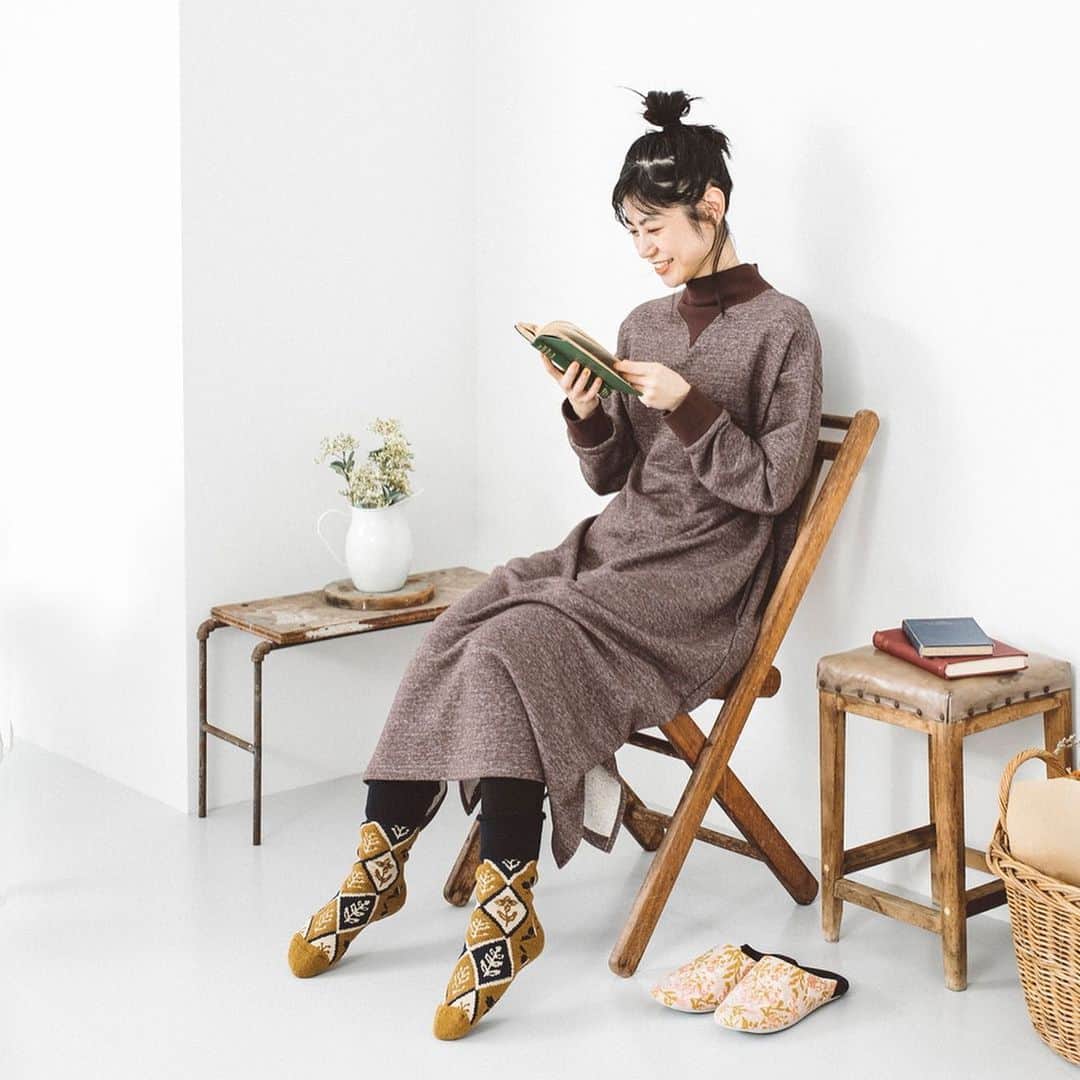 ナチュランさんのインスタグラム写真 - (ナチュランInstagram)「◆期間限定◆ストアオープン【 MAISON BLANCHE 】 日常を楽しく彩るテキスタイル﻿ ﻿ クラシカルでベーシック、そしてシンプルな大人の暮らしを提案する「MAISON BLANCHE（メゾン ブランシュ）」が、ナチュランに初登場です。﻿ 素材・デザイン・色にこだわったテキスタイルは、デザイナーの手でひとつひとつ丁寧に描かれたブランドオリジナル。﻿ 今回は、身につけるだけで気分が上がる、毎日の生活がちょっと楽しくようなカラフルな小物たちを、期間限定で販売いたします。﻿ ﻿ ﻿ -----------﻿ ■スクエアバッグ[DBY-2G50-0534-B]﻿ 持ち手部分のタックによって立体的なシルエットが表現されたコットンリネンのバッグは、繊細で美しい柄が目を惹きます。﻿ 絶妙な持ち手の長さで肩掛けしやすく、荷物の量によってふんわりとしたシルエットになったり、すらっとコンパクトになったりと、雰囲気が変わるデザイン性の高さが魅力です。﻿ ﻿ ﻿ -----------﻿ ■あったかソックス　プリュファン[DBY-2G50-0544-B]﻿ フルーツや花が並んだデザインがかわいらしい、オリジナル柄のジャカードソックス。﻿ ミドルゲージのウール混糸を使用して丁寧に織り上げました。﻿ ﻿ ﻿ -----------﻿ ■リネンコットン　バブーシュルームシューズ[]DBY-2Z50-0535-A﻿ 上品で華やかなオリジナルプリント生地が魅力のバブーシュは、ふわふわの履き心地でリラックスしたおうち時間を過ごせるアイテムです。﻿ ﻿ ﻿ -----------﻿ ■ぽかぽかルームソックス　プティフルール[DBY-2G50-0530-B]﻿ まるで「履くこたつ」のように足元からじんわりとあたたまり、一度履いたらもう脱げない！と、ナチュランスタッフにも大人気のルームソックス。﻿ ﻿ ﻿ ﻿ ------------------------------﻿ ▶️お買いものは写真内のタグをタップしてくださいね。またはプロフィールからもナチュランへリンクしています。→@natulan_official﻿ ﻿ ▶️写真内のタグは、販売中でも消えている場合がございます。ぜひ、ナチュランの検索窓から、商品コード又は商品名を、検索してみてくださいね。﻿ ﻿ ▶️プロフィール画面では、季節のおすすめ商品や、再入荷情報をご紹介しています。ぜひ、ご覧くださいませ。→@natulan_official﻿ ﻿ ﻿ -----------﻿ #lifewear #linendress #今日のコーデ #コーディネート #ファッション #ナチュラル #ナチュラン #natulan #日々の暮らし #暮らしを楽しむ #シンプルライフ #シンプルコーデ #シンプル #暮らし #あたため #冷え取り #手袋 #カジュアルコーデ #靴下 #エコバッグ #大人コーデ #ポップアップ #ポップアップストア #natulan_official #メゾンブランシュ #MAISONBLANCHE」12月14日 20時05分 - natulan_official