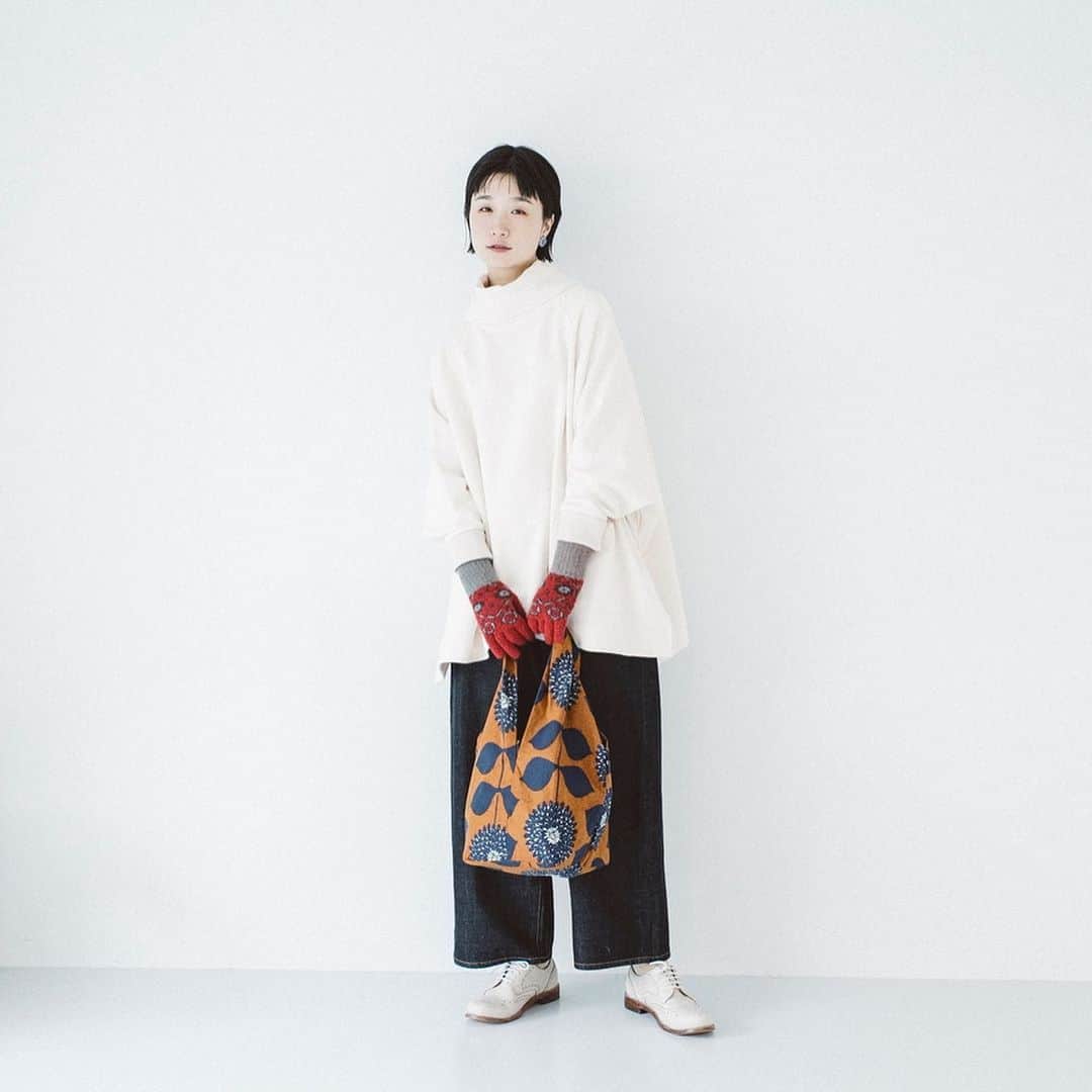 ナチュランさんのインスタグラム写真 - (ナチュランInstagram)「◆期間限定◆ストアオープン【 MAISON BLANCHE 】 日常を楽しく彩るテキスタイル﻿ ﻿ クラシカルでベーシック、そしてシンプルな大人の暮らしを提案する「MAISON BLANCHE（メゾン ブランシュ）」が、ナチュランに初登場です。﻿ 素材・デザイン・色にこだわったテキスタイルは、デザイナーの手でひとつひとつ丁寧に描かれたブランドオリジナル。﻿ 今回は、身につけるだけで気分が上がる、毎日の生活がちょっと楽しくようなカラフルな小物たちを、期間限定で販売いたします。﻿ ﻿ ﻿ -----------﻿ ■スクエアバッグ[DBY-2G50-0534-B]﻿ 持ち手部分のタックによって立体的なシルエットが表現されたコットンリネンのバッグは、繊細で美しい柄が目を惹きます。﻿ 絶妙な持ち手の長さで肩掛けしやすく、荷物の量によってふんわりとしたシルエットになったり、すらっとコンパクトになったりと、雰囲気が変わるデザイン性の高さが魅力です。﻿ ﻿ ﻿ -----------﻿ ■あったかソックス　プリュファン[DBY-2G50-0544-B]﻿ フルーツや花が並んだデザインがかわいらしい、オリジナル柄のジャカードソックス。﻿ ミドルゲージのウール混糸を使用して丁寧に織り上げました。﻿ ﻿ ﻿ -----------﻿ ■リネンコットン　バブーシュルームシューズ[]DBY-2Z50-0535-A﻿ 上品で華やかなオリジナルプリント生地が魅力のバブーシュは、ふわふわの履き心地でリラックスしたおうち時間を過ごせるアイテムです。﻿ ﻿ ﻿ -----------﻿ ■ぽかぽかルームソックス　プティフルール[DBY-2G50-0530-B]﻿ まるで「履くこたつ」のように足元からじんわりとあたたまり、一度履いたらもう脱げない！と、ナチュランスタッフにも大人気のルームソックス。﻿ ﻿ ﻿ ﻿ ------------------------------﻿ ▶️お買いものは写真内のタグをタップしてくださいね。またはプロフィールからもナチュランへリンクしています。→@natulan_official﻿ ﻿ ▶️写真内のタグは、販売中でも消えている場合がございます。ぜひ、ナチュランの検索窓から、商品コード又は商品名を、検索してみてくださいね。﻿ ﻿ ▶️プロフィール画面では、季節のおすすめ商品や、再入荷情報をご紹介しています。ぜひ、ご覧くださいませ。→@natulan_official﻿ ﻿ ﻿ -----------﻿ #lifewear #linendress #今日のコーデ #コーディネート #ファッション #ナチュラル #ナチュラン #natulan #日々の暮らし #暮らしを楽しむ #シンプルライフ #シンプルコーデ #シンプル #暮らし #あたため #冷え取り #手袋 #カジュアルコーデ #靴下 #エコバッグ #大人コーデ #ポップアップ #ポップアップストア #natulan_official #メゾンブランシュ #MAISONBLANCHE」12月14日 20時05分 - natulan_official