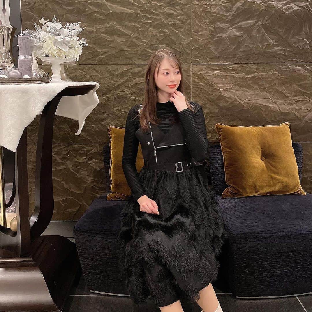 のインスタグラム：「ㅤㅤㅤ  またまた（@spicaglow）さんで 可愛い服をゲットした😎🖤  セットで売ってるからこれを買ったら すぐ可愛いコーデが出来上がる🥺💕 セットで売ってくれてるのありがたい〜👏👏  かれんがゲットしたのは、 ボトルネックトップス×フェザードッキング サロペットワンピースだよっ❤️  着心地もめちゃくちゃ良き🥰  ここでお得情報‼️‼️‼️ 下の1000円オフクーポンぜひ使ってみてー‼️  👇⁣🉐1000円引きのクーポンコード🉐👇 ⁣クーポンコード：wsu56  他にも可愛い服が沢山あったから ぜひサイト見てみてねん🤗💓  ⁣#spicaglow⁣ ⁣#spicaglowstyle #おかじコーデ #岡島かれん #冬コーデ #ブラックコーデ #サロペットワンピース」