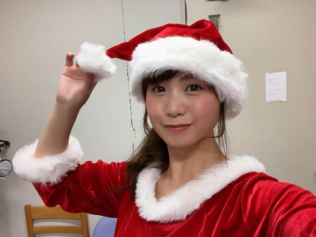 南條早紀のインスタグラム：「南條サンタがアップを始めました🎅笑 . . 詳しくは#リール投稿 を見てね🎄✨ ご応募お待ちしてます❤️ @furusata_bbt  . . #富山県 #富山市 #富山 #toyama #クリスマス #クリスマスプレゼント #プレゼント #プレゼント企画 #豪華 #豪華プレゼント #サンタクロース #サンタ #サンタコス #サンタコスプレ #サンタさん #わくわく #クリスマス準備 #自撮り #自撮り女子 #丸顔 #富山テレビ #BBT #フルサタ #アナウンサー #アナウンサー衣装 #南條早紀 #なんじょうのにちじょう #🎄 #🎅」