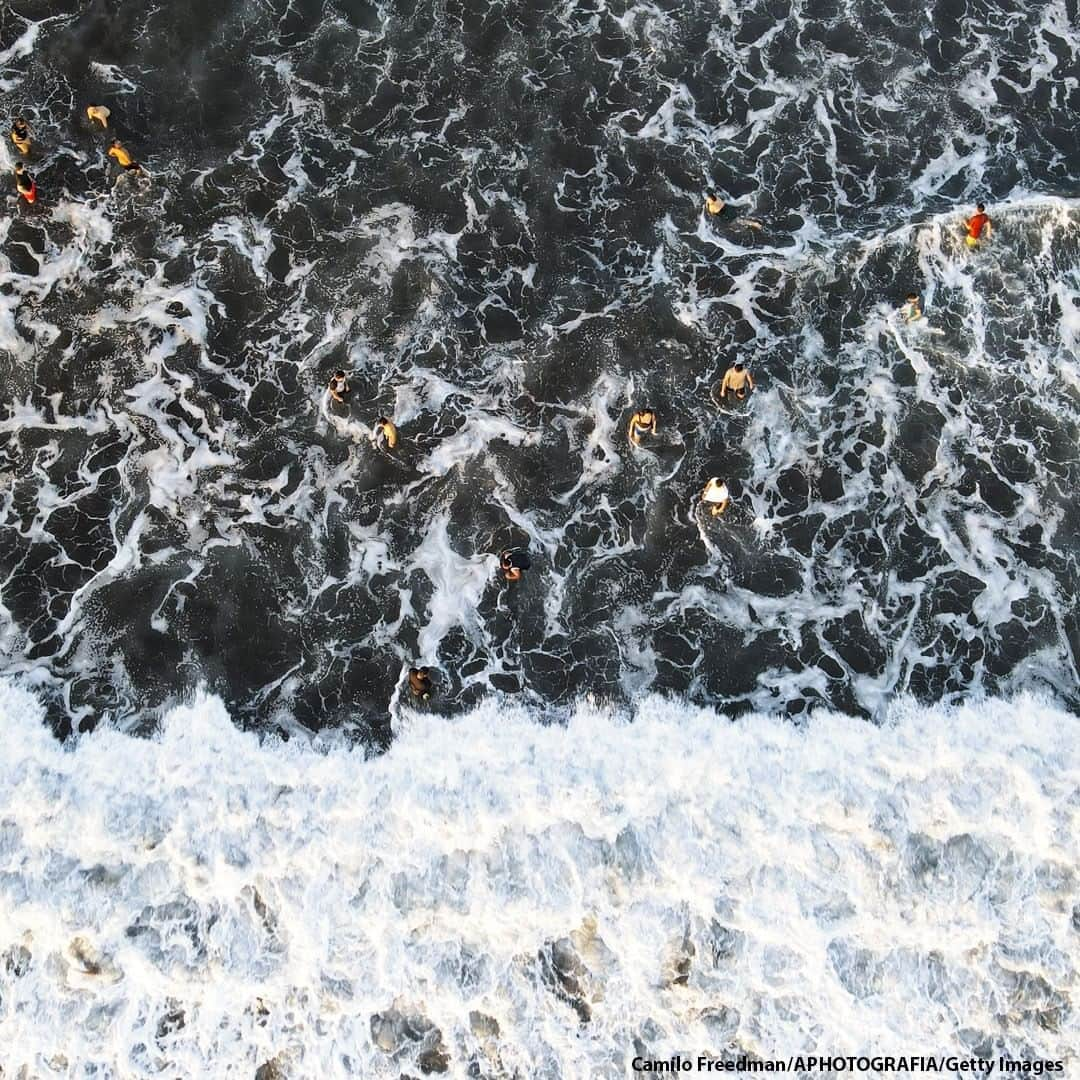 ABC Newsさんのインスタグラム写真 - (ABC NewsInstagram)「An aerial view of beachgoers at El Tunco Beach in San Salvador, El Salvador.   #elsalvador #beach #aerialphotography」12月14日 20時00分 - abcnews