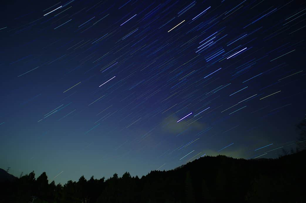 金泉紗恵子のインスタグラム：「.﻿ 【ふたご座流星群】﻿ 昨夜はふたご座流星群がベストな環境で見られる！ということで、ちょっと遠くまで見に行ってきました⭐️﻿ といっても、前日夜までふたご座流星群なんて全く知らず…友達に誘われたので行ってみただけです🤣笑﻿ ﻿ が、行ってみたらビックリ😳﻿ 神奈川県内で見ましたが、神奈川でもこんなにも星が見えるんだなぁと驚きました🤩﻿ 今年の夏に石垣島ですごい星を見てしまったので、大したことないだろうと思っていましたが笑、想像以上に綺麗でした😆﻿ そして流れ星もたくさん見れました💫﻿ 寒かったけど行ってみて良かったです😌﻿ ﻿ 1枚目から3枚目の写真は友達が撮ったものをもらいました😁﻿ 星空撮影に向いているペンタックスの一眼で撮った写真😎﻿ 流れ星でなくても、星って結構な速度で動いているんだなーと思います😊﻿ 4、5枚目は自分のミラーレスカメラで撮ったものです📷﻿ 星空撮るの苦手なので、私はレジャーシートに寝っ転がって星見てただけで、写真は旦那に撮らせてましたが🤫﻿ ﻿ ﻿ ﻿ ここ1週間疲れることがたくさん起こったのですが、色々解決し始めて、星を見てなんだかすっきりしましたー🤗﻿ SNSも1週間放置気味になってしまったので、また写真整理して色々載せたいと思います🥺﻿ .﻿ #starrysky #meteorshower #star #pentax #canon #eoskissm #canoneoskissm #followme #星空 #ふたご座流星群 #双子座流星群 #星空撮影 #星空フォト #ミラーレス一眼 #一眼レフ #旅行好きな人と繋がりたい #流星群 #流れ星 #星 #相模湖」