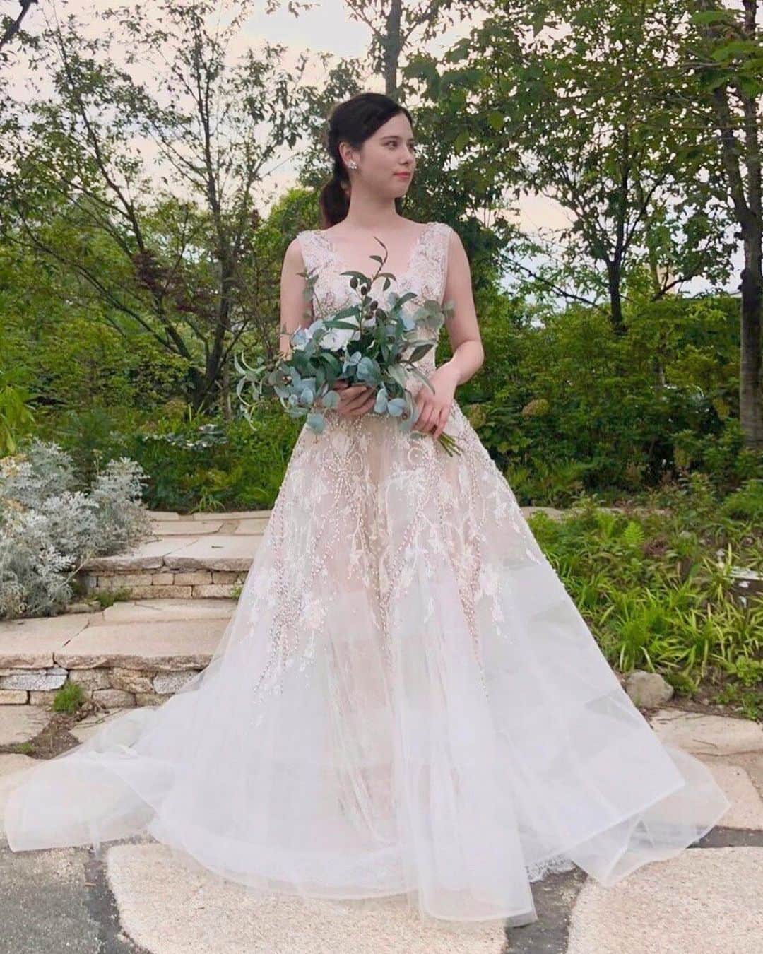 Dresses (ドレッシーズ)さんのインスタグラム写真 - (Dresses (ドレッシーズ)Instagram)「【ドレス診断～肩幅が広い花嫁さまのお悩み～】フォロワーの皆様からいただいた、ドレス診断のリクエストにお答えします！ 肩幅が広い女性に、美しく似合うウェディングドレスをご紹介！  ドレス選びのポイントはこちら♡ ✓あえて肩まわりを思い切り出すデザイン。 ビスチェ・ハートシェイプ・ざっくり広めのVネックなど、あえて潔く肩を見せるデザインが、肩幅広めの花嫁さまによく似合います✨  ✓肩以外の部分(主にスカート)に動き・インパクトがあるドレス。 ティアードスカートや、ボールガウンなどで下のほうにボリュームをつけたりすると◎ 立ち姿が一層美しく見えます。  ✓肩紐が太いVネックドレス。  なるべく肌を露出したくない花嫁さまにおすすめ！  ちょっとしたコツで、体型カバーが叶います✨ ドレス選びの参考になるよう、お気に入りに保存してくださいね♡♡﻿ ドレスのお問い合わせは@dresses_weddingdress にDM💌  Dresses割引ございます!! ※諸条件あります お気軽にお問い合わせくださいませ。 ------------------------- ドレスは絶対に後悔したくない方の為の結婚式場紹介サービス始めました！  #ドレス選びから始める結婚式場探し @dresses_weddingdress のInstagramに掲載している #antonioriva や #mirazwillinger など、インポートウェディングドレスがお得になります✨ おしゃれな花嫁様のための式場紹介サービスです♡  ・紹介会場一覧▶@dresses_weddingdress Top のURLより ・Instagram▶ @dresses_concierge  ドレスを後悔したくない方、好きなドレスをお得に着たい方、 @dresses_concierge へDMにてお気軽にお問い合わせください♡ *⠀ #2021婚 #2021春婚 #2021夏婚 #2021秋婚 #福岡花嫁 #関東花嫁 #東京花嫁 #体型カバードレス #福岡プレ花嫁 #fiorebianca_dresses #Antonioriva_dresses #レースドレス #プリンセスドレス #プリンセスライン #aラインドレス #vネックドレス #カラードレス #ピンクドレス #赤ドレス #ネイビードレス」12月14日 20時02分 - dresses_weddings