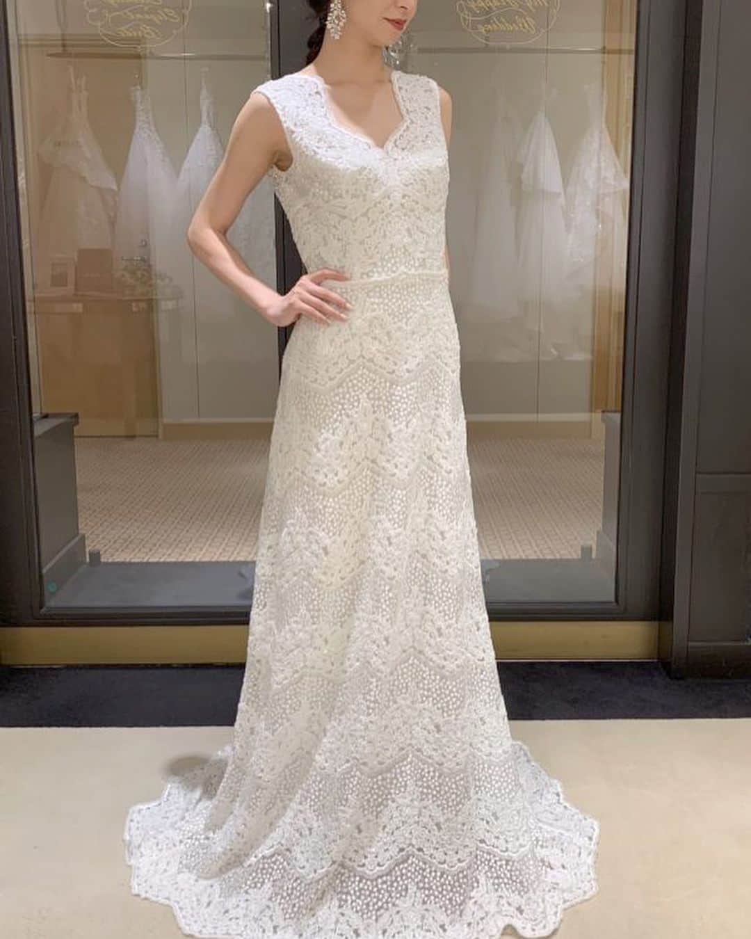 Dresses (ドレッシーズ)さんのインスタグラム写真 - (Dresses (ドレッシーズ)Instagram)「【ドレス診断～肩幅が広い花嫁さまのお悩み～】フォロワーの皆様からいただいた、ドレス診断のリクエストにお答えします！ 肩幅が広い女性に、美しく似合うウェディングドレスをご紹介！  ドレス選びのポイントはこちら♡ ✓あえて肩まわりを思い切り出すデザイン。 ビスチェ・ハートシェイプ・ざっくり広めのVネックなど、あえて潔く肩を見せるデザインが、肩幅広めの花嫁さまによく似合います✨  ✓肩以外の部分(主にスカート)に動き・インパクトがあるドレス。 ティアードスカートや、ボールガウンなどで下のほうにボリュームをつけたりすると◎ 立ち姿が一層美しく見えます。  ✓肩紐が太いVネックドレス。  なるべく肌を露出したくない花嫁さまにおすすめ！  ちょっとしたコツで、体型カバーが叶います✨ ドレス選びの参考になるよう、お気に入りに保存してくださいね♡♡﻿ ドレスのお問い合わせは@dresses_weddingdress にDM💌  Dresses割引ございます!! ※諸条件あります お気軽にお問い合わせくださいませ。 ------------------------- ドレスは絶対に後悔したくない方の為の結婚式場紹介サービス始めました！  #ドレス選びから始める結婚式場探し @dresses_weddingdress のInstagramに掲載している #antonioriva や #mirazwillinger など、インポートウェディングドレスがお得になります✨ おしゃれな花嫁様のための式場紹介サービスです♡  ・紹介会場一覧▶@dresses_weddingdress Top のURLより ・Instagram▶ @dresses_concierge  ドレスを後悔したくない方、好きなドレスをお得に着たい方、 @dresses_concierge へDMにてお気軽にお問い合わせください♡ *⠀ #2021婚 #2021春婚 #2021夏婚 #2021秋婚 #福岡花嫁 #関東花嫁 #東京花嫁 #体型カバードレス #福岡プレ花嫁 #fiorebianca_dresses #Antonioriva_dresses #レースドレス #プリンセスドレス #プリンセスライン #aラインドレス #vネックドレス #カラードレス #ピンクドレス #赤ドレス #ネイビードレス」12月14日 20時02分 - dresses_weddings