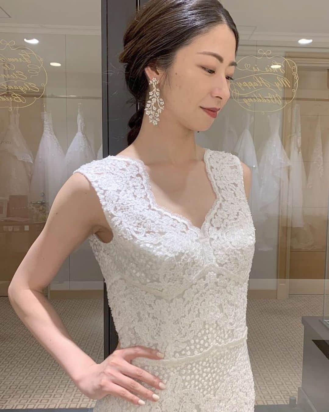 Dresses (ドレッシーズ)さんのインスタグラム写真 - (Dresses (ドレッシーズ)Instagram)「【ドレス診断～肩幅が広い花嫁さまのお悩み～】フォロワーの皆様からいただいた、ドレス診断のリクエストにお答えします！ 肩幅が広い女性に、美しく似合うウェディングドレスをご紹介！  ドレス選びのポイントはこちら♡ ✓あえて肩まわりを思い切り出すデザイン。 ビスチェ・ハートシェイプ・ざっくり広めのVネックなど、あえて潔く肩を見せるデザインが、肩幅広めの花嫁さまによく似合います✨  ✓肩以外の部分(主にスカート)に動き・インパクトがあるドレス。 ティアードスカートや、ボールガウンなどで下のほうにボリュームをつけたりすると◎ 立ち姿が一層美しく見えます。  ✓肩紐が太いVネックドレス。  なるべく肌を露出したくない花嫁さまにおすすめ！  ちょっとしたコツで、体型カバーが叶います✨ ドレス選びの参考になるよう、お気に入りに保存してくださいね♡♡﻿ ドレスのお問い合わせは@dresses_weddingdress にDM💌  Dresses割引ございます!! ※諸条件あります お気軽にお問い合わせくださいませ。 ------------------------- ドレスは絶対に後悔したくない方の為の結婚式場紹介サービス始めました！  #ドレス選びから始める結婚式場探し @dresses_weddingdress のInstagramに掲載している #antonioriva や #mirazwillinger など、インポートウェディングドレスがお得になります✨ おしゃれな花嫁様のための式場紹介サービスです♡  ・紹介会場一覧▶@dresses_weddingdress Top のURLより ・Instagram▶ @dresses_concierge  ドレスを後悔したくない方、好きなドレスをお得に着たい方、 @dresses_concierge へDMにてお気軽にお問い合わせください♡ *⠀ #2021婚 #2021春婚 #2021夏婚 #2021秋婚 #福岡花嫁 #関東花嫁 #東京花嫁 #体型カバードレス #福岡プレ花嫁 #fiorebianca_dresses #Antonioriva_dresses #レースドレス #プリンセスドレス #プリンセスライン #aラインドレス #vネックドレス #カラードレス #ピンクドレス #赤ドレス #ネイビードレス」12月14日 20時02分 - dresses_weddings