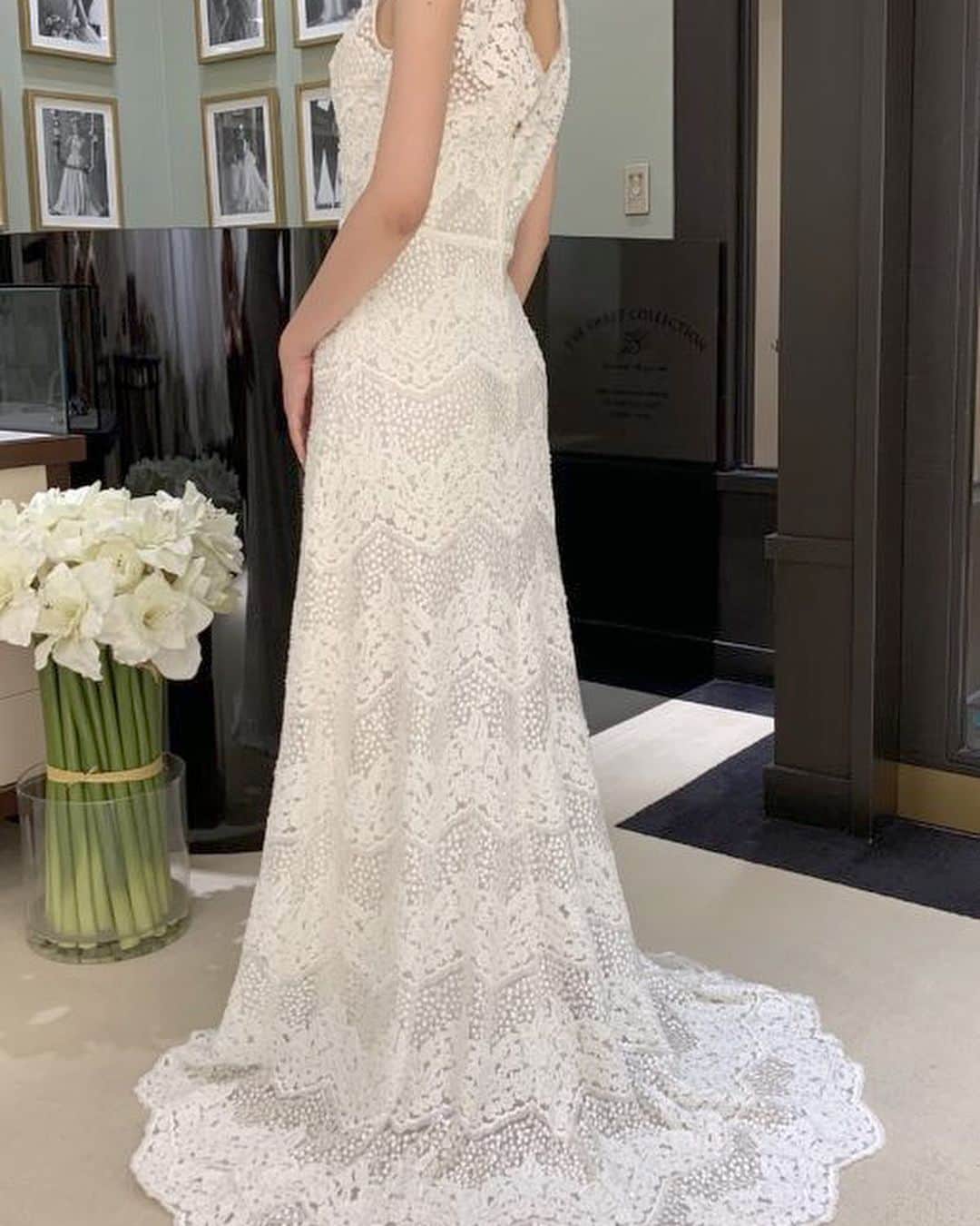 Dresses (ドレッシーズ)さんのインスタグラム写真 - (Dresses (ドレッシーズ)Instagram)「【ドレス診断～肩幅が広い花嫁さまのお悩み～】フォロワーの皆様からいただいた、ドレス診断のリクエストにお答えします！ 肩幅が広い女性に、美しく似合うウェディングドレスをご紹介！  ドレス選びのポイントはこちら♡ ✓あえて肩まわりを思い切り出すデザイン。 ビスチェ・ハートシェイプ・ざっくり広めのVネックなど、あえて潔く肩を見せるデザインが、肩幅広めの花嫁さまによく似合います✨  ✓肩以外の部分(主にスカート)に動き・インパクトがあるドレス。 ティアードスカートや、ボールガウンなどで下のほうにボリュームをつけたりすると◎ 立ち姿が一層美しく見えます。  ✓肩紐が太いVネックドレス。  なるべく肌を露出したくない花嫁さまにおすすめ！  ちょっとしたコツで、体型カバーが叶います✨ ドレス選びの参考になるよう、お気に入りに保存してくださいね♡♡﻿ ドレスのお問い合わせは@dresses_weddingdress にDM💌  Dresses割引ございます!! ※諸条件あります お気軽にお問い合わせくださいませ。 ------------------------- ドレスは絶対に後悔したくない方の為の結婚式場紹介サービス始めました！  #ドレス選びから始める結婚式場探し @dresses_weddingdress のInstagramに掲載している #antonioriva や #mirazwillinger など、インポートウェディングドレスがお得になります✨ おしゃれな花嫁様のための式場紹介サービスです♡  ・紹介会場一覧▶@dresses_weddingdress Top のURLより ・Instagram▶ @dresses_concierge  ドレスを後悔したくない方、好きなドレスをお得に着たい方、 @dresses_concierge へDMにてお気軽にお問い合わせください♡ *⠀ #2021婚 #2021春婚 #2021夏婚 #2021秋婚 #福岡花嫁 #関東花嫁 #東京花嫁 #体型カバードレス #福岡プレ花嫁 #fiorebianca_dresses #Antonioriva_dresses #レースドレス #プリンセスドレス #プリンセスライン #aラインドレス #vネックドレス #カラードレス #ピンクドレス #赤ドレス #ネイビードレス」12月14日 20時02分 - dresses_weddings