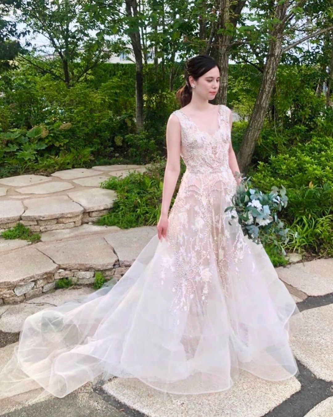Dresses (ドレッシーズ)さんのインスタグラム写真 - (Dresses (ドレッシーズ)Instagram)「【ドレス診断～肩幅が広い花嫁さまのお悩み～】フォロワーの皆様からいただいた、ドレス診断のリクエストにお答えします！ 肩幅が広い女性に、美しく似合うウェディングドレスをご紹介！  ドレス選びのポイントはこちら♡ ✓あえて肩まわりを思い切り出すデザイン。 ビスチェ・ハートシェイプ・ざっくり広めのVネックなど、あえて潔く肩を見せるデザインが、肩幅広めの花嫁さまによく似合います✨  ✓肩以外の部分(主にスカート)に動き・インパクトがあるドレス。 ティアードスカートや、ボールガウンなどで下のほうにボリュームをつけたりすると◎ 立ち姿が一層美しく見えます。  ✓肩紐が太いVネックドレス。  なるべく肌を露出したくない花嫁さまにおすすめ！  ちょっとしたコツで、体型カバーが叶います✨ ドレス選びの参考になるよう、お気に入りに保存してくださいね♡♡﻿ ドレスのお問い合わせは@dresses_weddingdress にDM💌  Dresses割引ございます!! ※諸条件あります お気軽にお問い合わせくださいませ。 ------------------------- ドレスは絶対に後悔したくない方の為の結婚式場紹介サービス始めました！  #ドレス選びから始める結婚式場探し @dresses_weddingdress のInstagramに掲載している #antonioriva や #mirazwillinger など、インポートウェディングドレスがお得になります✨ おしゃれな花嫁様のための式場紹介サービスです♡  ・紹介会場一覧▶@dresses_weddingdress Top のURLより ・Instagram▶ @dresses_concierge  ドレスを後悔したくない方、好きなドレスをお得に着たい方、 @dresses_concierge へDMにてお気軽にお問い合わせください♡ *⠀ #2021婚 #2021春婚 #2021夏婚 #2021秋婚 #福岡花嫁 #関東花嫁 #東京花嫁 #体型カバードレス #福岡プレ花嫁 #fiorebianca_dresses #Antonioriva_dresses #レースドレス #プリンセスドレス #プリンセスライン #aラインドレス #vネックドレス #カラードレス #ピンクドレス #赤ドレス #ネイビードレス」12月14日 20時02分 - dresses_weddings