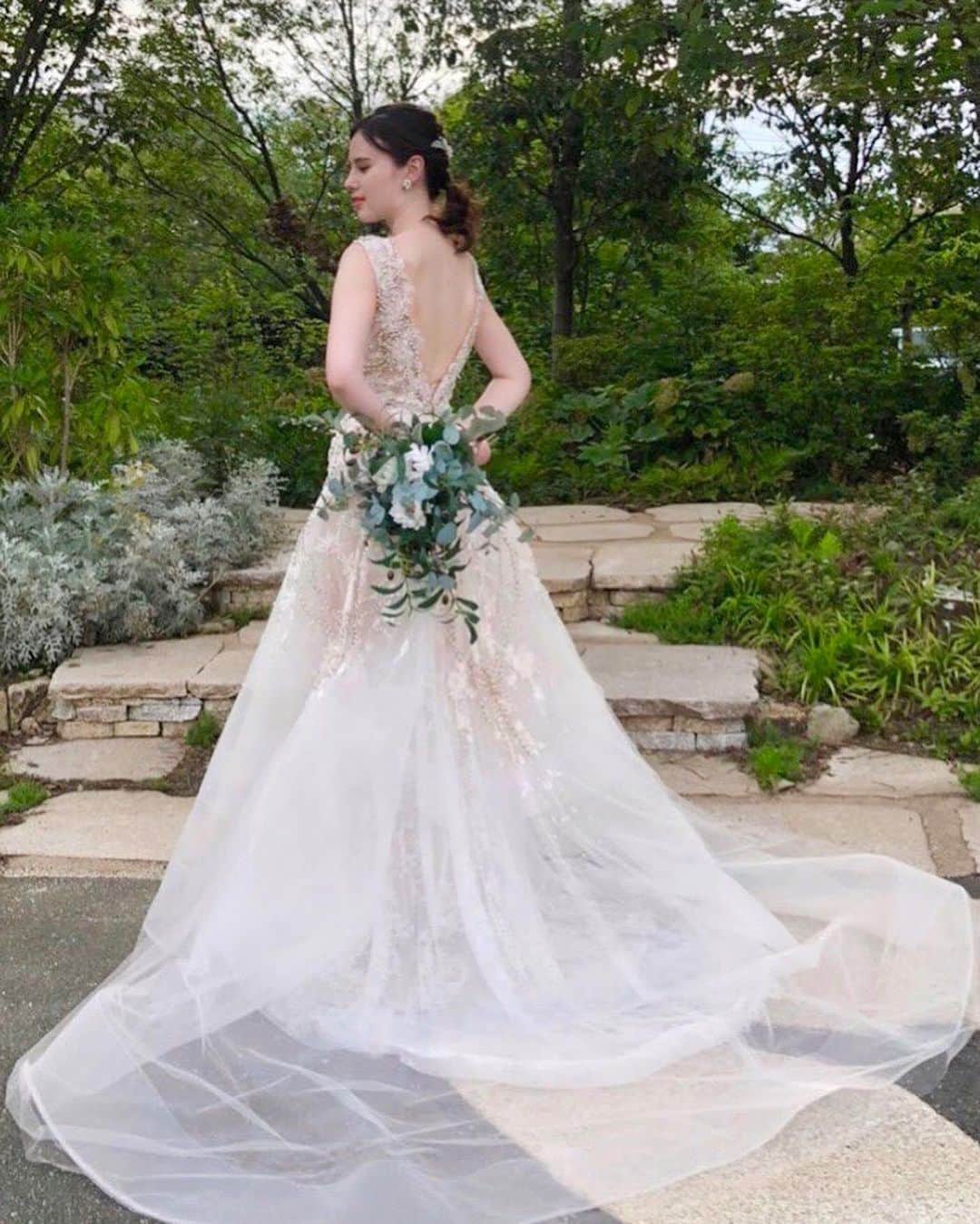 Dresses (ドレッシーズ)さんのインスタグラム写真 - (Dresses (ドレッシーズ)Instagram)「【ドレス診断～肩幅が広い花嫁さまのお悩み～】フォロワーの皆様からいただいた、ドレス診断のリクエストにお答えします！ 肩幅が広い女性に、美しく似合うウェディングドレスをご紹介！  ドレス選びのポイントはこちら♡ ✓あえて肩まわりを思い切り出すデザイン。 ビスチェ・ハートシェイプ・ざっくり広めのVネックなど、あえて潔く肩を見せるデザインが、肩幅広めの花嫁さまによく似合います✨  ✓肩以外の部分(主にスカート)に動き・インパクトがあるドレス。 ティアードスカートや、ボールガウンなどで下のほうにボリュームをつけたりすると◎ 立ち姿が一層美しく見えます。  ✓肩紐が太いVネックドレス。  なるべく肌を露出したくない花嫁さまにおすすめ！  ちょっとしたコツで、体型カバーが叶います✨ ドレス選びの参考になるよう、お気に入りに保存してくださいね♡♡﻿ ドレスのお問い合わせは@dresses_weddingdress にDM💌  Dresses割引ございます!! ※諸条件あります お気軽にお問い合わせくださいませ。 ------------------------- ドレスは絶対に後悔したくない方の為の結婚式場紹介サービス始めました！  #ドレス選びから始める結婚式場探し @dresses_weddingdress のInstagramに掲載している #antonioriva や #mirazwillinger など、インポートウェディングドレスがお得になります✨ おしゃれな花嫁様のための式場紹介サービスです♡  ・紹介会場一覧▶@dresses_weddingdress Top のURLより ・Instagram▶ @dresses_concierge  ドレスを後悔したくない方、好きなドレスをお得に着たい方、 @dresses_concierge へDMにてお気軽にお問い合わせください♡ *⠀ #2021婚 #2021春婚 #2021夏婚 #2021秋婚 #福岡花嫁 #関東花嫁 #東京花嫁 #体型カバードレス #福岡プレ花嫁 #fiorebianca_dresses #Antonioriva_dresses #レースドレス #プリンセスドレス #プリンセスライン #aラインドレス #vネックドレス #カラードレス #ピンクドレス #赤ドレス #ネイビードレス」12月14日 20時02分 - dresses_weddings