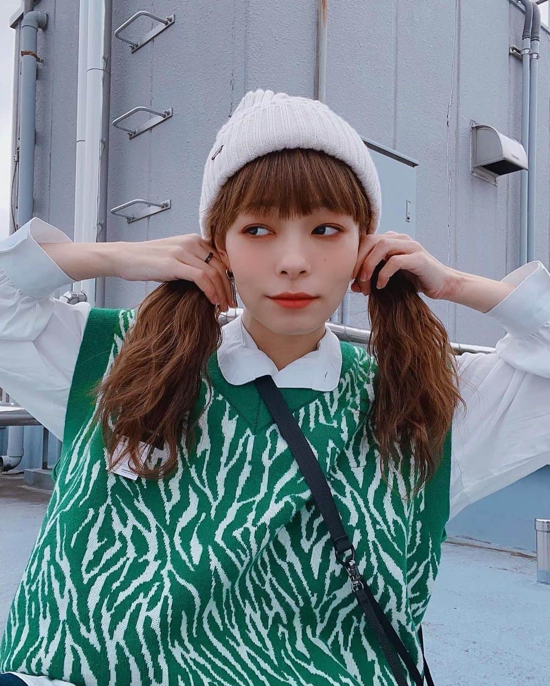 ジェニーさんのインスタグラム写真 - (ジェニーInstagram)「おにゅーのベストゲトリました🍀🐊🥑  #yesterday  #ootd #streetfashion #new #ずっと欲しかったベストー！  #あと最近頑張って髪を巻いてるの」12月14日 20時03分 - _jenni_2017_