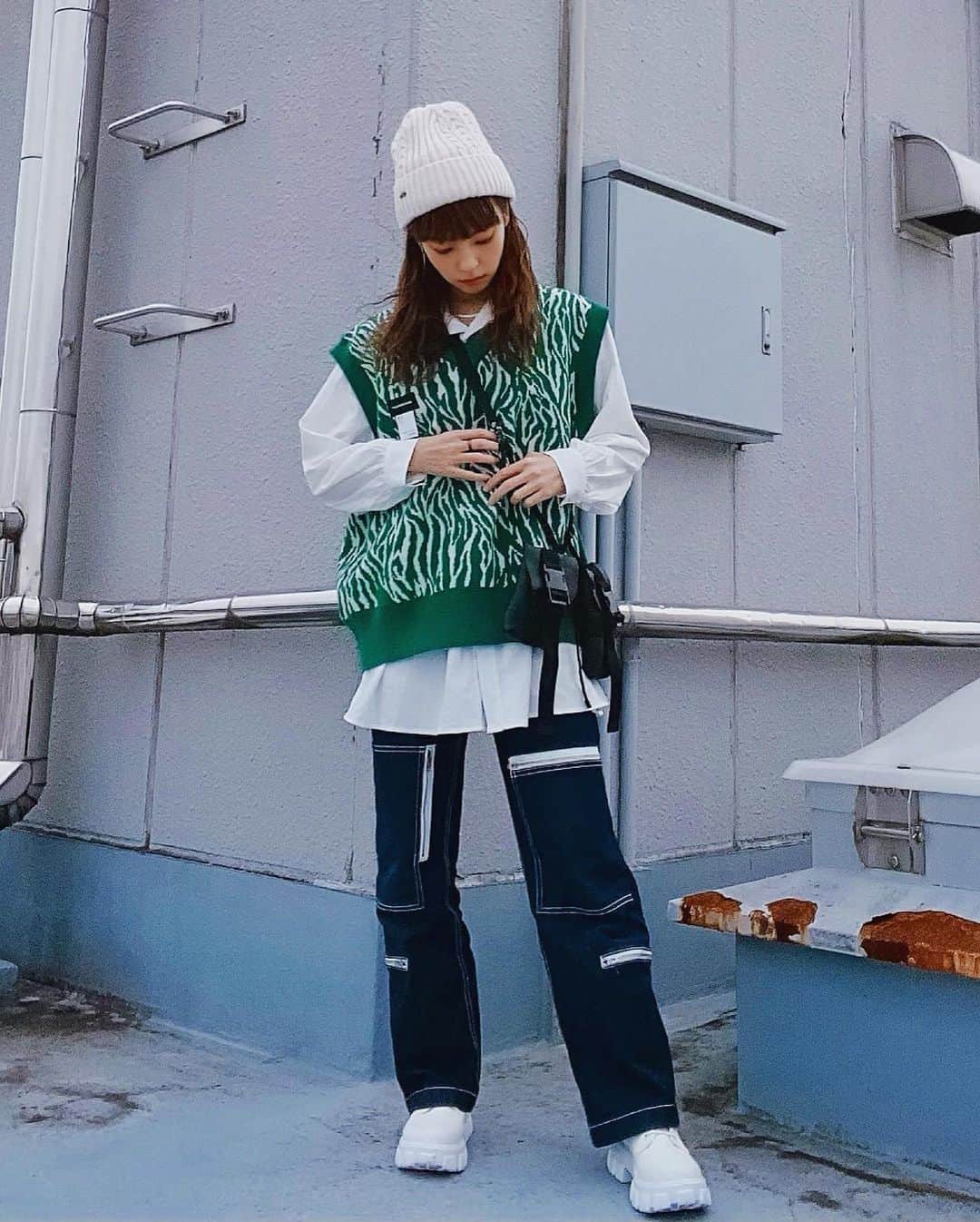 ジェニーさんのインスタグラム写真 - (ジェニーInstagram)「おにゅーのベストゲトリました🍀🐊🥑  #yesterday  #ootd #streetfashion #new #ずっと欲しかったベストー！  #あと最近頑張って髪を巻いてるの」12月14日 20時03分 - _jenni_2017_
