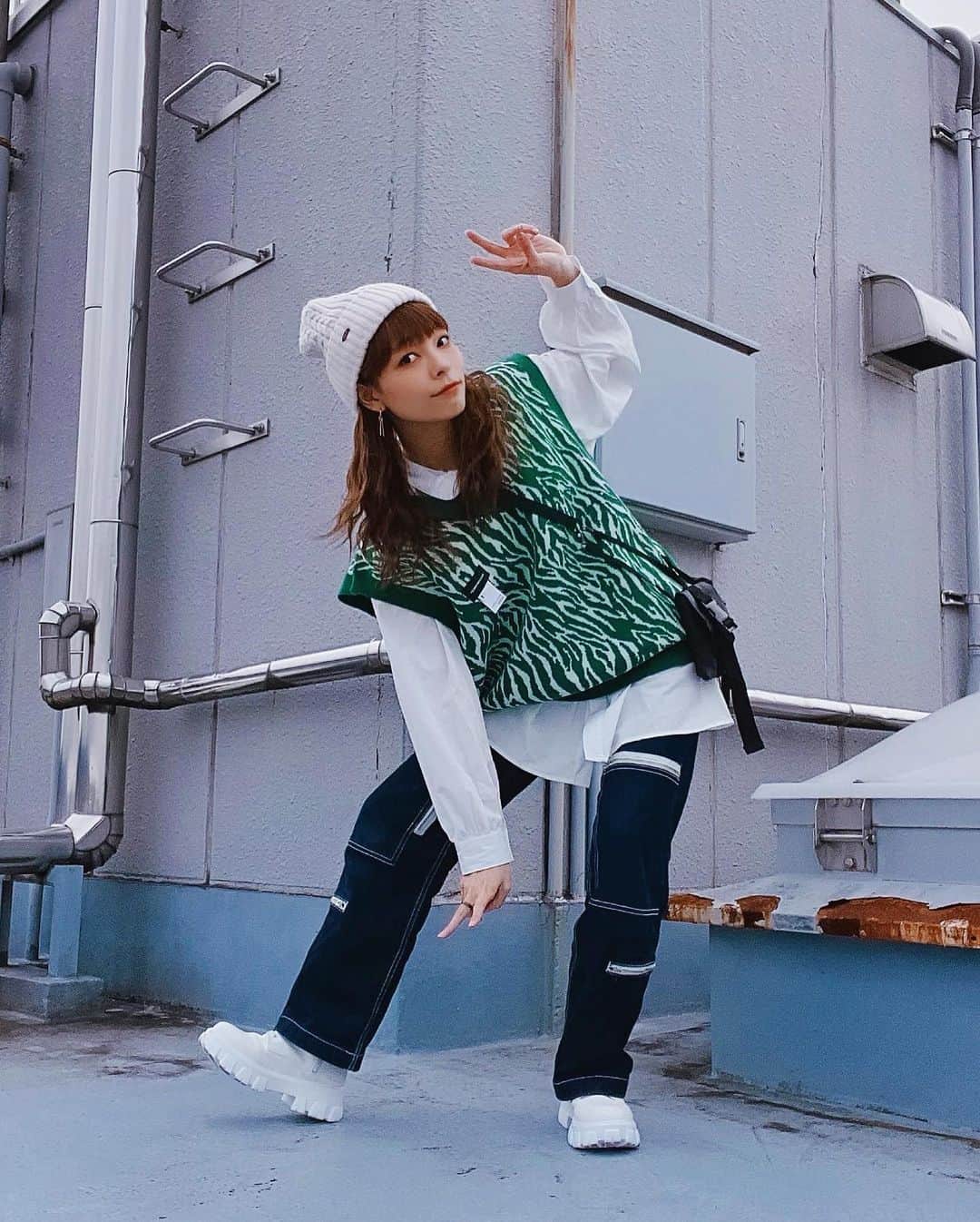 ジェニーさんのインスタグラム写真 - (ジェニーInstagram)「おにゅーのベストゲトリました🍀🐊🥑  #yesterday  #ootd #streetfashion #new #ずっと欲しかったベストー！  #あと最近頑張って髪を巻いてるの」12月14日 20時03分 - _jenni_2017_