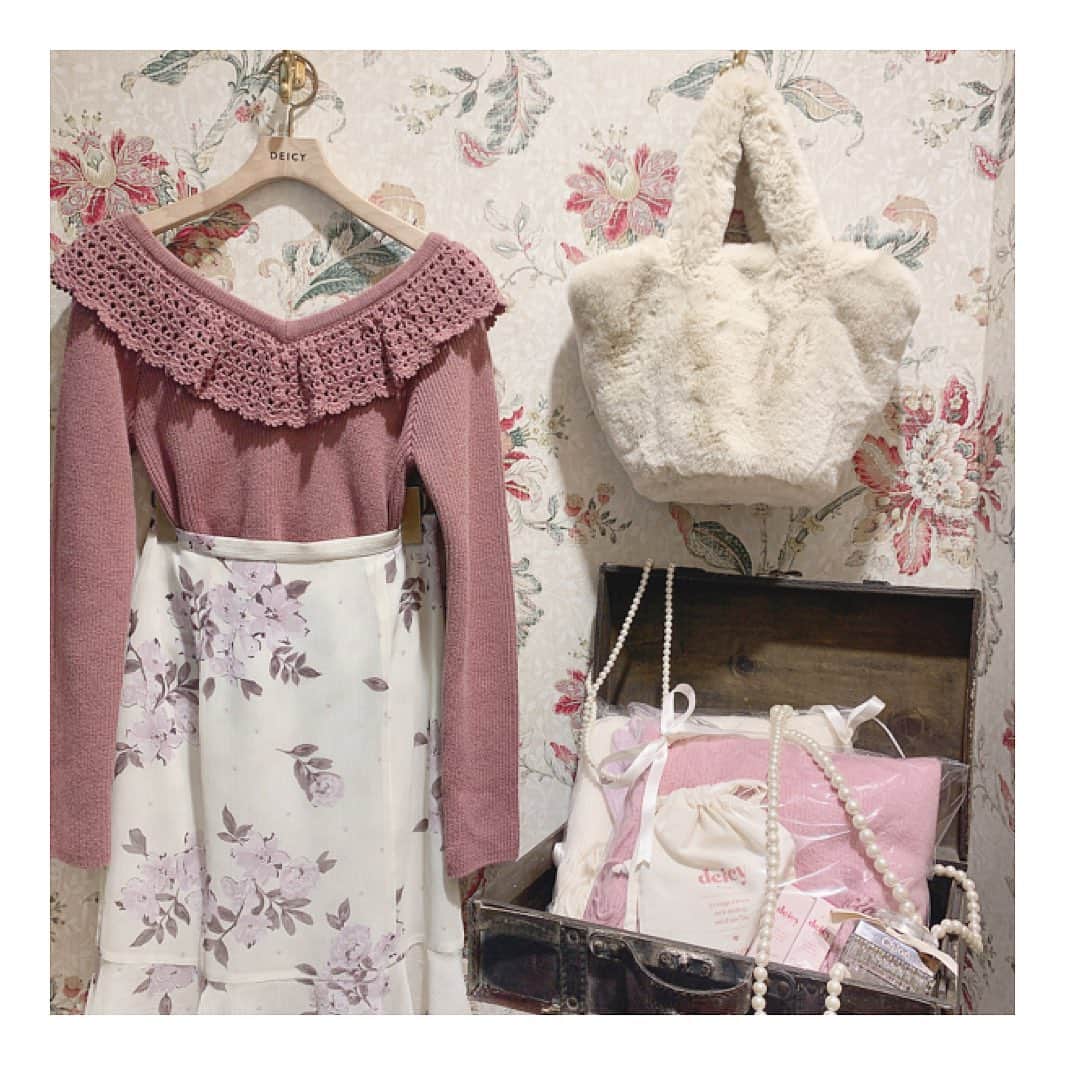 のインスタグラム：「💐 𝓇𝑒𝒸𝑜𝓂𝓂𝑒𝓃𝒹 𝒾𝓉𝑒𝓂💐 . . クローゼットかかわいいと気分もあがりますよね♪ DEICYのお洋服をワードローブに取り入れて、素敵な冬が訪れますように❄️ . . . ルミネカード WEB決済サービスが12/1より始まりました✨ ルミネカードを使って、いつでもどこでもご注文、 ご自宅で受け取りが出来ます❕💭 ぜひご活用ください♪ . DEICY新宿店 ☎︎ 03-6457-7042  ୨୧┈┈┈┈┈┈┈┈┈┈┈┈┈┈┈୨୧﻿  【DEICY新宿店短縮営業のお知らせ】﻿  12月の営業時間は、下記の通りとなります。﻿ ﻿ 平日→11:00〜20:30 土日・祝日→11:00〜20:00  ■なお、お客様に安心して﻿ お買物をしていただけるよう、﻿ 新型コロナウィルス感染拡大防止策を﻿ 講じた上で営業いたします。﻿ ﻿ ご来店いただくお客様には﻿ ご不便をおかけすることもございますが、 何卒ご理解・ご協力を賜りますよう﻿ 心よりお願い申し上げます。﻿ ﻿ DEICY新宿店  ୨୧┈┈┈┈┈┈┈┈┈┈┈┈┈┈┈୨୧﻿ . #deicy #mecouture #deicyshinjuku  #lumine #shinjuku #shinjukulumine #tokyo #ootd #instagood #instagram #instalike #instafashion #like #good #fashion #spring #cordinate #2020ss #pink #coat  #デイシー #ミークチュール #デイシー新宿　#新宿ルミネ　#ルミネ  #かわいい  #いいね #女子会#プレスプリング#プレゼント  @deicy_official  @lumine_shinjuku」