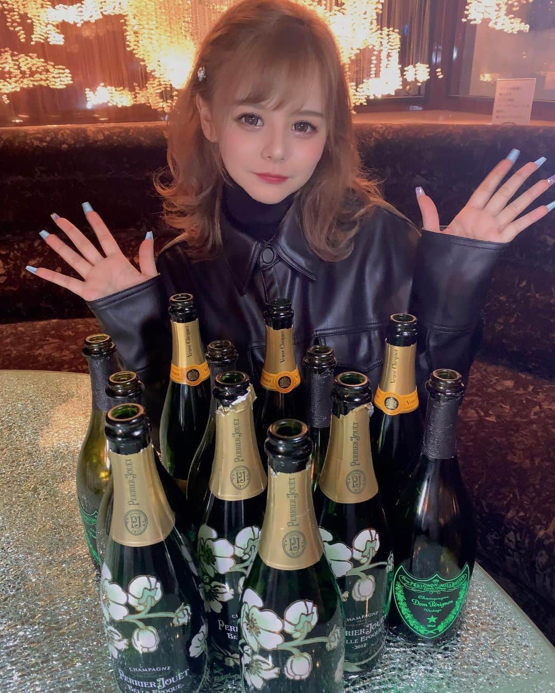 MIAさんのインスタグラム写真 - (MIAInstagram)「シャンパンが安くなってます🙈💗 12月～2月まで最大40%OFFです🌟 . 沢山のみたいい🥺🥺 . . . #キャバ嬢 #キャバクラ #歌舞伎町 #すすきの#ミナミ #中洲 #ダンサー  #ショーパブ  #プリティーウーマン」12月14日 20時13分 - bebe_918
