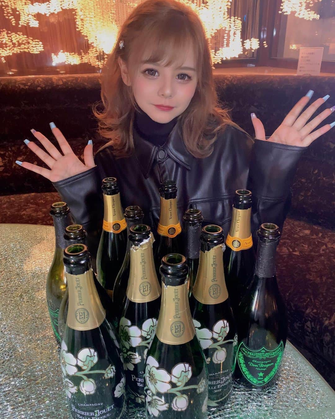 MIAのインスタグラム：「シャンパンが安くなってます🙈💗 12月～2月まで最大40%OFFです🌟 . 沢山のみたいい🥺🥺 . . . #キャバ嬢 #キャバクラ #歌舞伎町 #すすきの#ミナミ #中洲 #ダンサー  #ショーパブ  #プリティーウーマン」