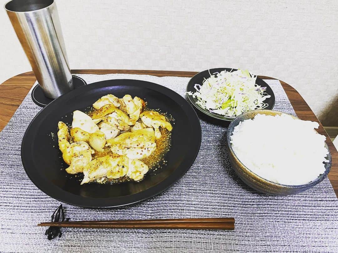 沢村玲/REIのインスタグラム：「今日はcookpadから"鶏モモ肉のハニーマスタードソース"作っちゃいましたー！🤗  明後日はcookpadLive絶対チェックしてね！  HAYATOとTETTAとバトルするぜ！  よろしく！  あと、オンラインライブ！みんなよろしくね！  #ワンエン  #ONOXmasLive #cookpadLive #料理男子  #料理上手になりたい」