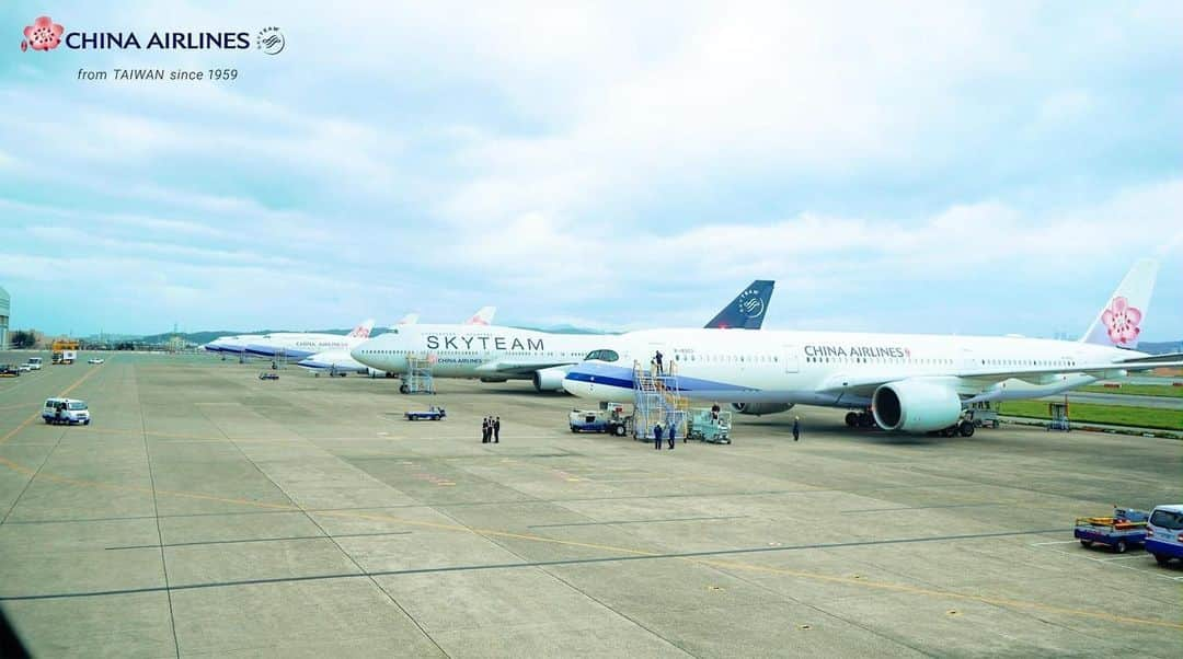 日本地区チャイナ エアラインさんのインスタグラム写真 - (日本地区チャイナ エアラインInstagram)「【Ensure flight safety】  飛行機が並んで待っているのを見たことがありますか？  それぞれのフライトの前後、あらゆる部分を徹底的にチェックし、飛行の安全性を確保しています。  ＜公式HP＞ https://goo.gl/vif8Qp  #チャイナエアライン #chinaairlines #中華航空 #スカイチーム #台湾 #防疫」12月14日 20時14分 - chinaairlines.jp