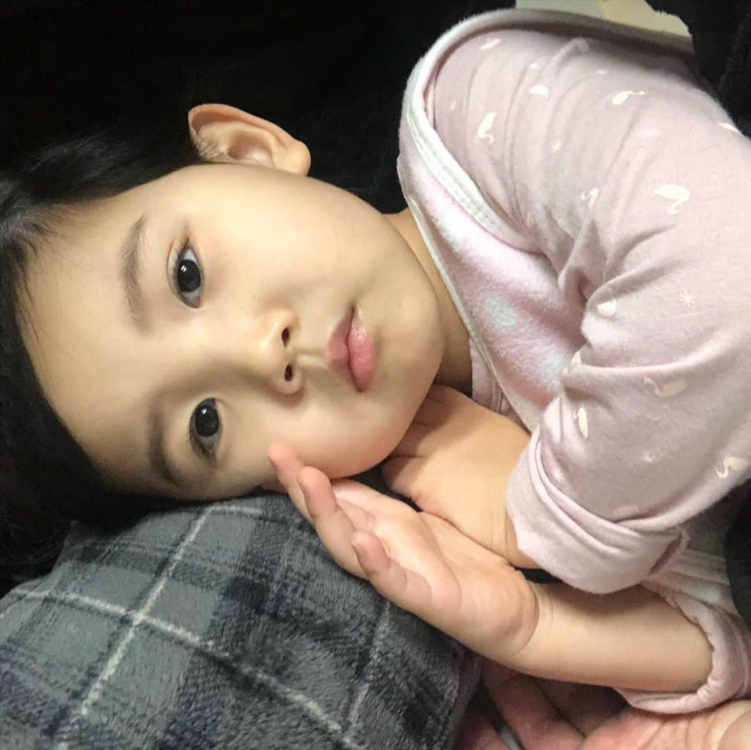 パク・ジョンチョルのインスタグラム：「아빠다릴베고누우니 잠이 스르르 들거같아여.. #포근해요  #수면다리😅😄🥰 #오늘도사랑해❤️」