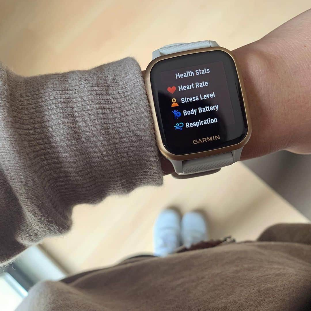 高橋侑子のインスタグラム：「Garmin #VenuSqMusic ⌚️🎵 日々の健康管理がより大切になっている今日この頃、心拍数や呼吸数、睡眠の質やストレス度等、様々なデータのトラッキングが出来るガーミンのスマートウォッチはとても心強いアイテム😊 Venu Sqはどんなシーンでも使えるシンプルなデザインで、スポーツ&フィットネス機能に加えて、Suica決済にも対応し、Venu Sq Musicには音楽機能も搭載。主観も大切ですが、客観的なデータが見れるのはおもしろい！詳細は @garminjp をチェックしてみてください☝️ #ガーミン #スマートウォッチ #Suica決済 #ガーミンコネクト」