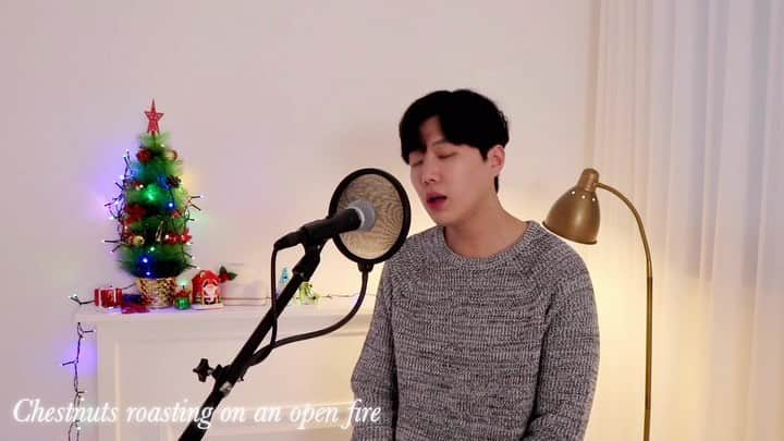 イェジュン のインスタグラム：「#thechristmassong 🎄 #ceelogreen #cover #youtube #simyejun #youtube_simyejun #christmas 올 한해 다들 힘드셨을텐데 모두 고생많으셨어요 조금만 더 힘내보아요,,🙏날씨가 부쩍 추워졌는데 건강 잘 챙기시고 따뜻한 겨울 되시길 바래요. #미리메리크리스마스 ♥️」