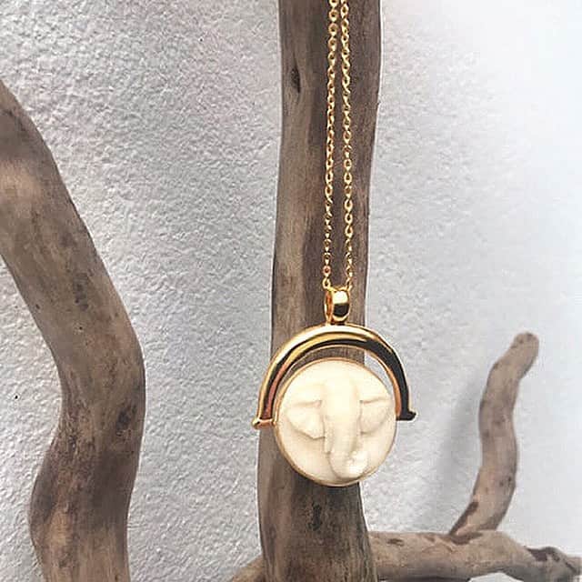 ベックスロックスのインスタグラム：「#Jewelsforlife  ⠀⠀⠀⠀⠀⠀⠀⠀⠀ Timeless, hand carved, artisan made sustainable pendant.  ⠀⠀⠀⠀⠀⠀⠀⠀⠀ We’ve been getting a lot of enquiries about how to order the Tagua nut “vegetable ivory” spinning elephant pendant in gold plated silver and reclaimed 18k gold.  👉 To purchase please DM or email me at rebecca@rebeccamanners.com  (Our website will be launching soon but for the meantime please contact us directly). ⠀⠀⠀⠀⠀⠀⠀⠀⠀ We can also custom make any carving through our bespoke service @rebeccamannersbespoke   Every order includes complimentary engraving and worldwide shipping.  The meaningful lifetime gift supporting local artisan communities in Bali. 🐘 ⠀⠀⠀⠀⠀⠀⠀⠀⠀ ⠀⠀⠀⠀⠀⠀⠀⠀⠀ #taguanut #vegetableivory #ethicaljewellery #artisanmade #ethicallymade #jewelswithspirit」