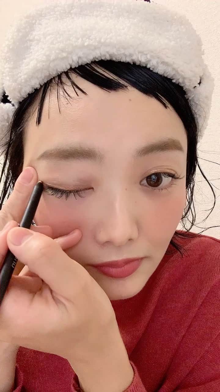 田中真奈美のインスタグラム：「どれも可愛い〜✨✨✨ ゴールドのラメ入りのラインやマスカラは持っておきたいアイテムじゃないですか？😍💕 . 前回のコレクションのブラウンは色味が私の肌と相性が良くて毎日のメイクで大活躍してくれてます🎶✨ . シュンタの声入り動画🎞  この時間🕝めちゃテンション高くて大きな声を出しながらズリバイして近づいて来てました😂👶🏻💕💕💕 . #switchmanami」