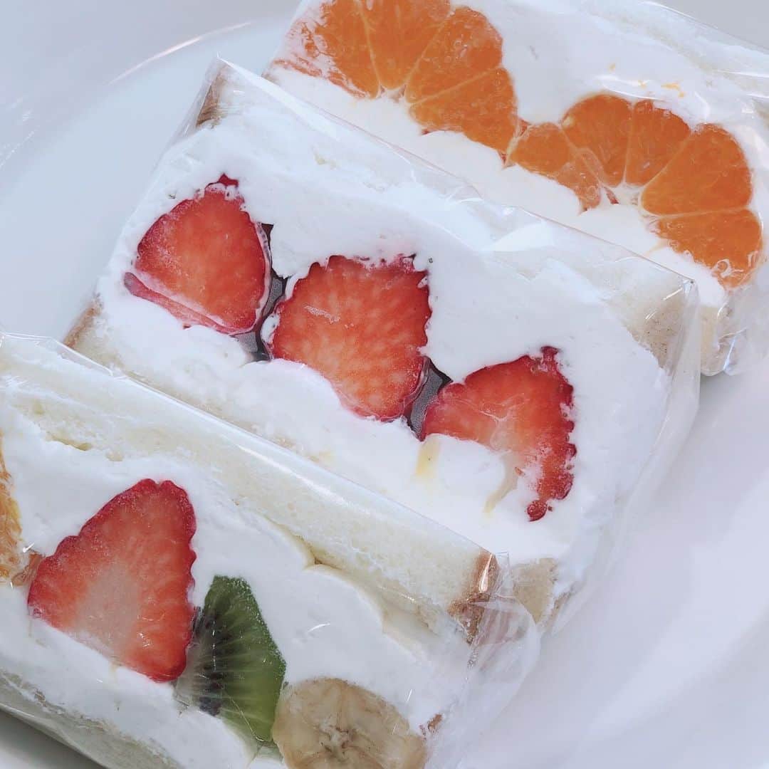 石井のり子のインスタグラム：「** 友達の家へ @pankyoudai のフルーツサンドを持って行きました🍊🍓🍌🥝 もう少し美味しそうに撮れなかったのか疑問ですが🙄笑 とっても美味しかったです♡ フルーツサンド好きですか？ 私は大人になってから好きになりました♡ * * #手土産 #フルーツサンド #断面 #ぱん兄弟 #親友宅 #ママ」
