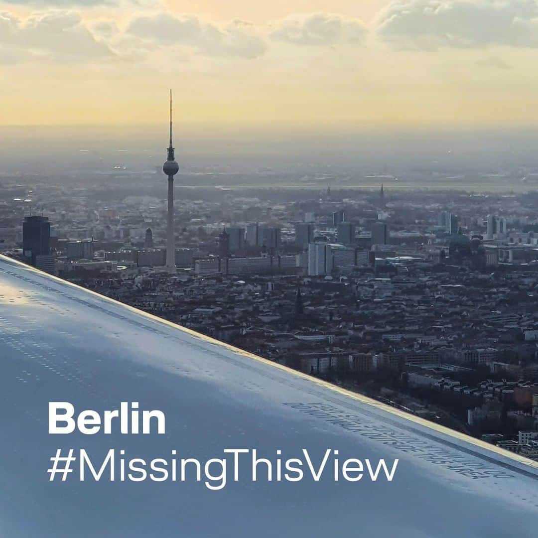 ルフトハンザさんのインスタグラム写真 - (ルフトハンザInstagram)「#MissingThisView - with your most beautiful aircraft moments. Today with the window view of Antonia, who was able to watch the capital waking up during her morning approach to Berlin. Thanks for all submissions! #Lufthansa」12月14日 20時16分 - lufthansa