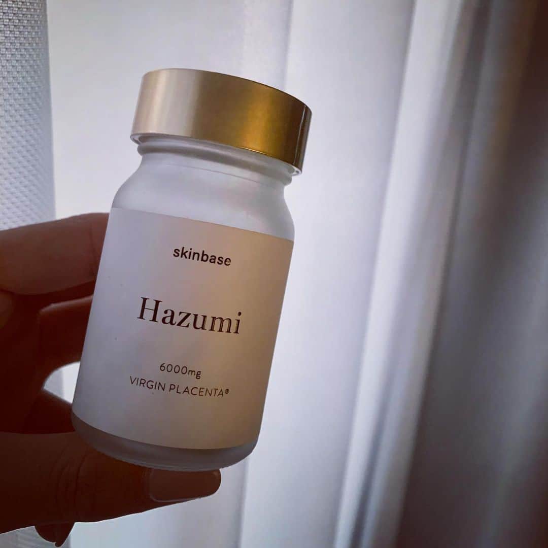 のインスタグラム：「毎日習慣的に飲むサプリはあまり取り入れてなかったのですが、今唯一続いているコレ。 通常のプラセンタに比べてアミノ酸の含有量が圧倒的に多いそう。　@hazumi.skinbase   この感想の季節に肌の調子が下がらないだけでなく、 辛い寝起きがグンと軽い！サプリメント類はイマイチ効果を感じにくい私なのですが、これは効果を実感中。(年齢上がってきて効果がわかりやすくなってるのかも？😅)  年末年始、絶対に体調を崩したくない！という面でも頼りにしています。#hazumi」