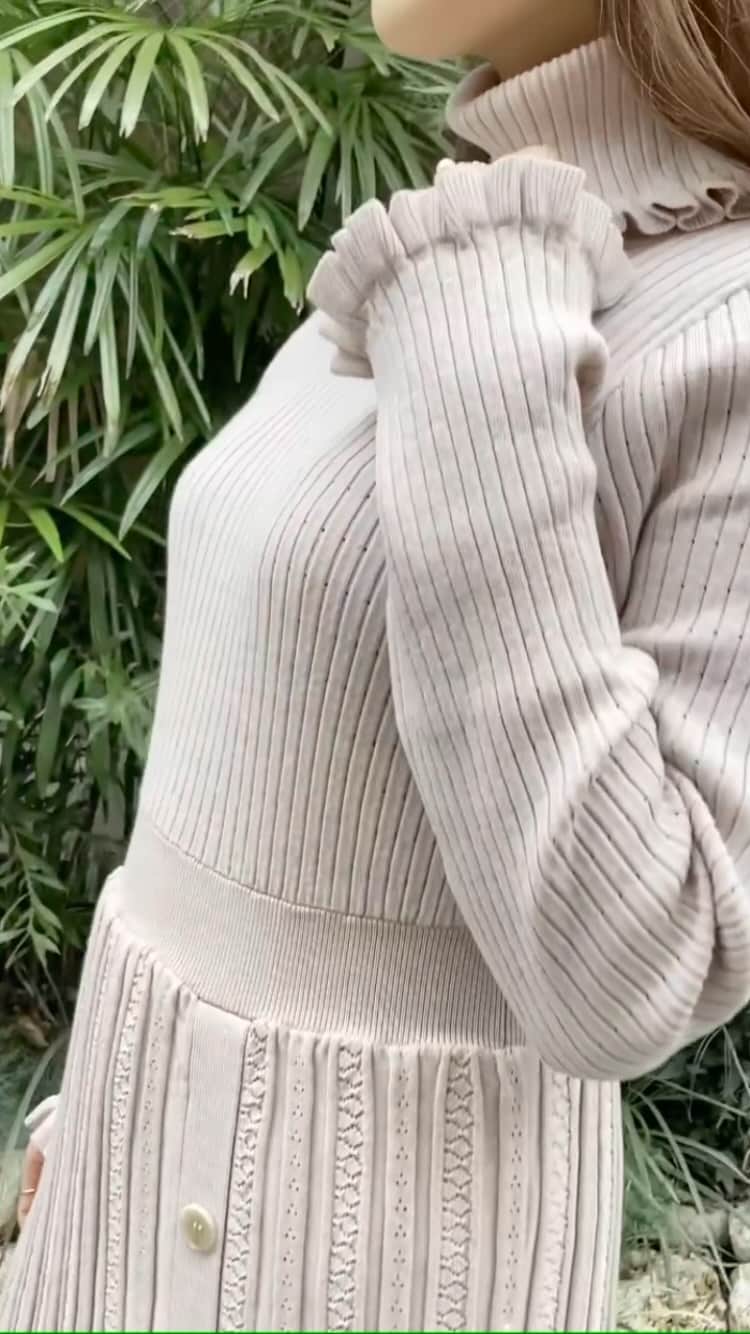 のインスタグラム：「NEWARRIVAL🕊  ▶︎ONEPIECE¥17,000+tax  さらっと着れて一枚で様になる ニットワンピースは首元と お袖のフリルがフェミニンな印象に…✨  H161cm  ٭┄┄┄┄┄┄┄┄┄┄┄┄┄┄٭ . .  @deicy_official  #deicy #mecouture #deicypress #fashion #coordinate #knit#follow #outfit #japan #knit #onepiece  #love #ootd#instalive  #コーディネート #ファッション #ニット#コーデ #ootd #デイシー #ミークチュール#ピンク #ニットワンピース #ニットワンピ」