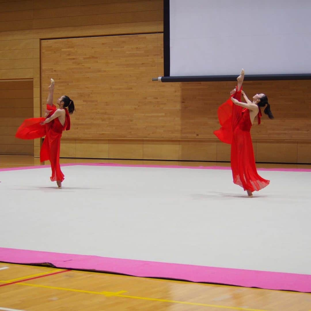 杉本早裕吏さんのインスタグラム写真 - (杉本早裕吏Instagram)「・ 先日、『日本体育大学新体操部演技発表会』に出演させて頂きました🌹 このような状況の中で踊れたことを心から感謝しています。 そして、卒業しても日体大の新体操部として踊れた事が凄く嬉しかったです。 素敵な時間をありがとうございました。 ・ ・ #日本体育大学 #新体操部 #演技発表会」12月14日 20時17分 - sayuri0125sugimoto