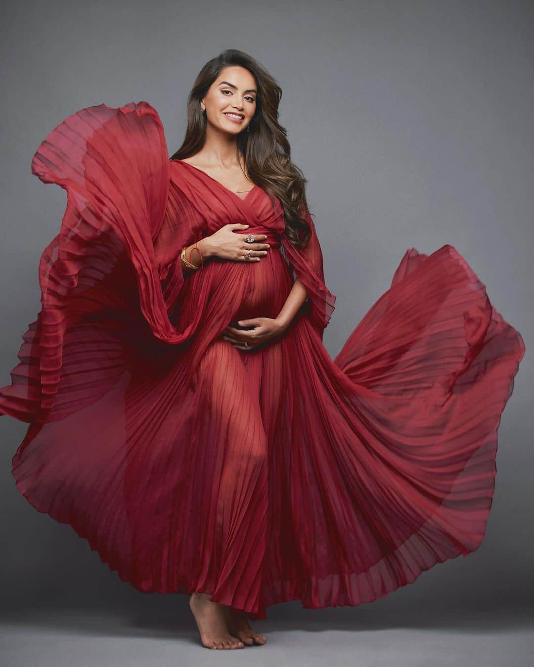 Diipa Büller-Khoslaのインスタグラム：「The closest thing to god on this earth is a woman's body it's where life comes from. - Rupi Kaur  I wrote an very personal op ed for @feminaindia on embracing motherhood and self love. Please give it a read - link in bio 🤍」