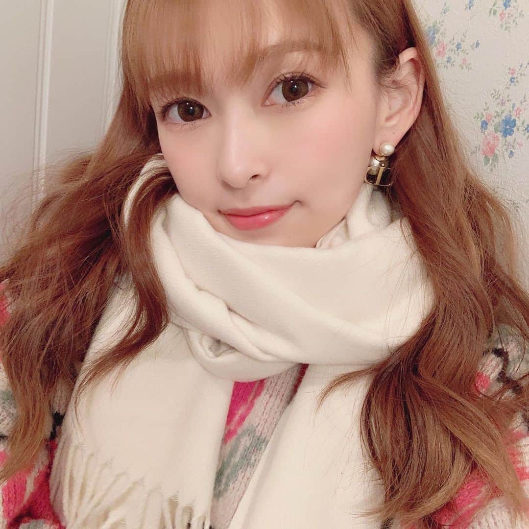 町田亜里香のインスタグラム：「今日はずっと欲しかったものを エステサロン💆‍♀️に受け取りに🤫💓 もうね。小学生のママさんとは 思えないくらい肌艶々すぎて😭👏 V3ファンデーションも Diorなくなったら買うもん🥰🤍 買うって決めたもん🥺❤︎ 綺麗な方にお会いすると美意識上がる🤣🤣🪄 感謝感謝🥲♡ . . そんな今日は、 ワクチンとかもあったので おメイクしてます💄ˎˊ˗ なんか今日いつもより可愛く撮れた？ ありがとうfiufiu🤫🤫🤍 何買ったかはまた投稿するっ😶❤️ 今日とんでもなく寒い❄️ みなさん風邪引かないようにしてください🥺！ . . #v3 #美容 #美意識 #ママ  #小学生ママ #ご褒美 #ナチュラルメイク」