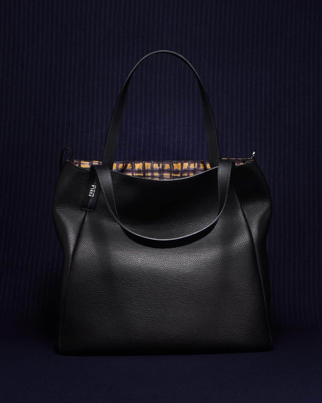 フルラのインスタグラム：「Wearing a Furla Man Technical Reversible Tote means being ready to change style. Check it out, link in bio.  #thefurlasociety #furlafeeling #newcollection #furla #accessories #fashion #furlagift」