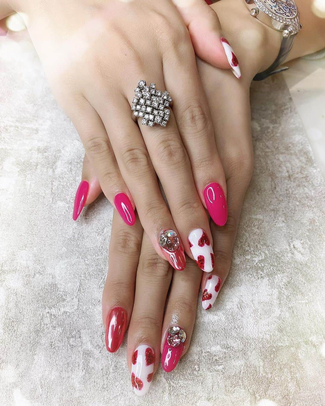 桜ゆみさんのインスタグラム写真 - (桜ゆみInstagram)「. ラメとホロが可愛すぎるハートネイル💅💓 可愛すぎて幸せ〜🥺💖💖 @ro_mi さんいつも最高です🥺💕 毎月快適で過去1の質の良さ🥺💕  いつもの @prism_0801 ✨  .  #新宿ネイルサロン #新宿ネイル #西新宿ネイル #西新宿ネイルサロン  #prismnails #nailsalonprism #プリズムネイル #ネイルサロンプリズム #秋ネイル2020 #冬ネイル2020 #冬ネイルデザイン #バレンタインネイル #バレンタインネイル2021」12月14日 20時21分 - yumi.sakura1111