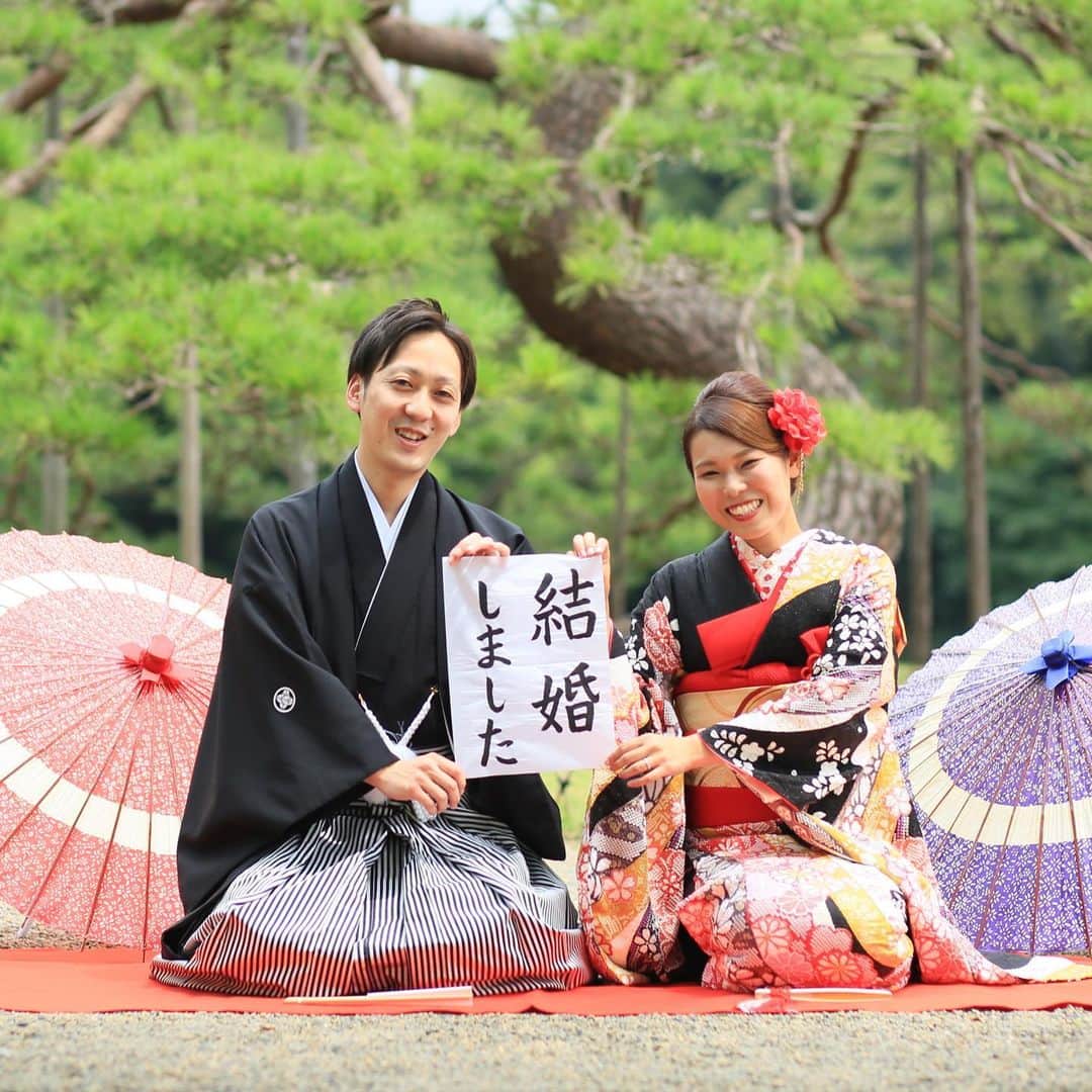 Photopla+（ フォトプラ ）のインスタグラム：「. #結婚しました アイテムで✳︎* 和装とぴったりのフォトアイデア！ お二人らしいお写真をたくさん残してくださいね◎  『写真だけは残したい』方へ＊*﻿ Webから撮影予約できます⚐﻿ @photopla_wedding﻿ ﻿ ——————————﻿ ﻿ オシャレでイマドキな﻿ ウェディングフォト発信中♥﻿ ﻿ 『#フォトプラ花嫁』『#フォトプラ』の﻿ タグをつけて写真をUPしてみて･ﾟ｡﻿ フォトプラのIGでリグラムされるかも♪♪﻿ ﻿ #結婚式 #結婚式準備 #プレ花嫁﻿ #卒花 #前撮り #ロケフォト﻿ #日本中のプレ花嫁さんと繋がりたい﻿ #プラコレ#ウェディングニュース﻿ #ベストアニバーサリー #wedding ﻿ #2020秋婚 #2020冬婚﻿ #2021春婚 #2021夏婚 #婚約﻿ #photopla ﻿ #フォトウェディング　﻿ #ロケーションフォト﻿ #撮影指示書﻿ #花嫁コーディネート﻿ #和装前撮り﻿ #和婚﻿ #和装ヘア﻿ #秋前撮り」