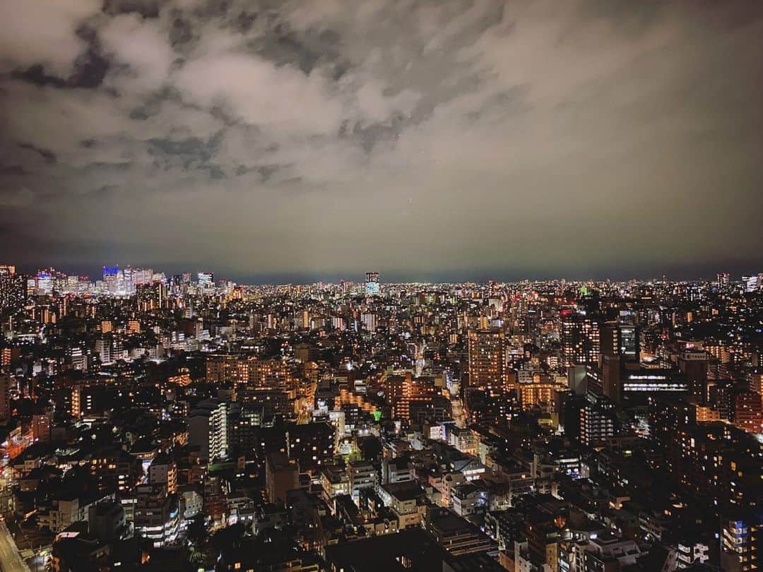 石川龍のインスタグラム：「夜景ナイス！（残業中。。） #夜景」