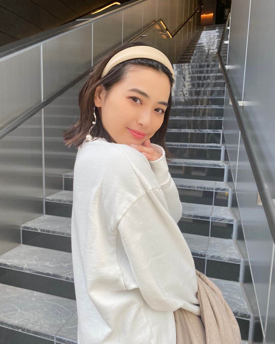 のインスタグラム：「天気最高だったからお肌綺麗に見えるね😏ぷ. . . . #ショートヘア #ショートボブ #ショートカット #きりっぱなしボブ #ワンレンボブ #カチューシャ #ショート女子 #シルバーアクセサリー #パールピアス #パールアクセサリー #fashion #fashiongram #laguagem #model #撮影モデル #作品撮り #作品撮りモデル #撮影依頼募集中 #heartdance #accessory #silver #japanesegirl #サロンモデル」