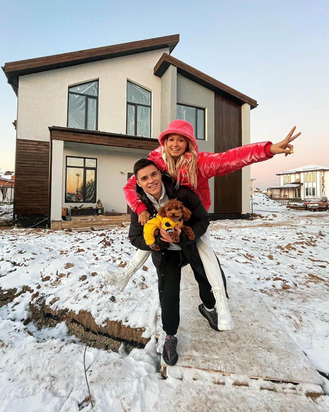 ダリア・スピリドーノワのインスタグラム：「Наша большая мечта 🏠 @nikushkarus 🖤  Давно думали о постройке дома, но все не могли найти времени и вот апрель месяц, карантин мы понимаем, что это хорошая возможность для начала строительства🔥   Много расписывать сейчас не буду, все увидите в новом выпуске который уже вышел на ютуб канале🙏🏼」