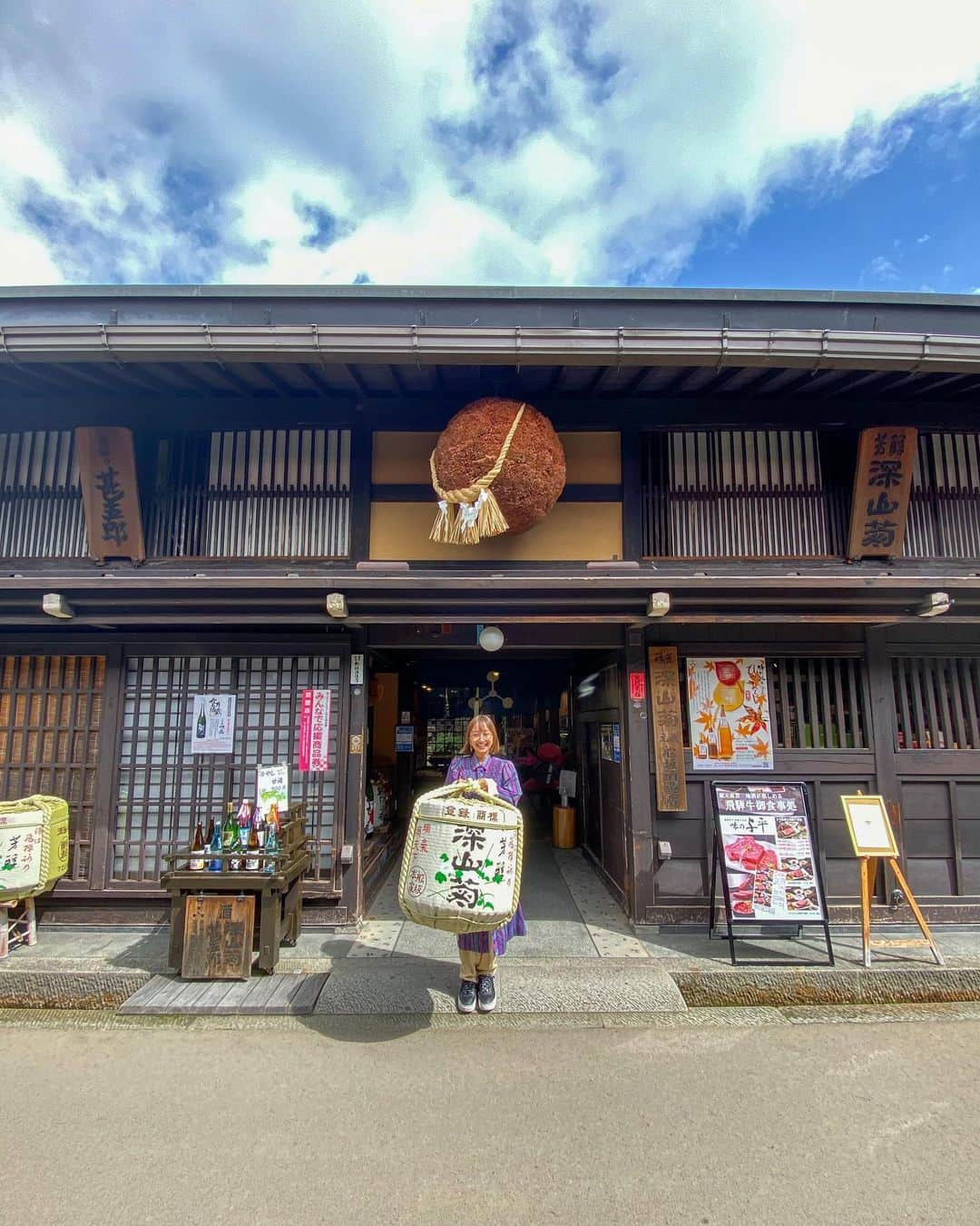 近藤あやさんのインスタグラム写真 - (近藤あやInstagram)「⠀ ＼#ことりっぷ マガジン冬号発売／  今日発売の、ことりっぷマガジン冬号と、 岐阜っぽ。冬号 に掲載されています💕  一泊二日の #岐阜 の魅力を ご紹介します✨  📍#宮川朝市 で、地元野菜やグルメも並ぶ 朝市を楽しんでから、国史跡 #高山陣屋 へ。 ここは、日本で唯一現存する郡代役所であり、 国史跡にもなっている場所です。 陣屋前の広場でも朝市をやってるので、 一度に二箇所楽しめます😌✨  この蔵の展示は高山の歴史を身近に 学ぶ事ができるスポットです！  そして、 📍高山の古い街並をぶらり🚶‍♀️✨ 写真スポットがたくさんあるこのエリア。 全てが、昔ながらの街並みで ゆったりした時間が流れてます😌 このあたりには、日本酒の蔵も多く、 試飲できる場所も沢山あります🍶🤤 私が訪れたのは #舩坂酒造 さん😌 テラスで飲める場所もあります。 飲み比べさせていただきましたっ！  📍最後に、#布久庵 でスイーツを💕 抹茶のパフェが濃厚な味わいで激おいしかった🤤🤍 冬は、ぜんざいなんかもおすすめです😌💕  一泊二日の #岐阜旅行。 大人女子がたのしめる、ゆったりと 心地よい、美味しい旅になりました😆💕  現在発行中の、岐阜っぽ。冬号にも 掲載されていますので是非ご覧くださいっ😊🤍 街中や駅で見つけたらぜひ手にとってね😌✌️  #飛騨古川 #飛騨高山 #岐阜県インスタ部  ※旅行を検討中の方へ🙏 この投稿は、取材のためにマスクを外して撮影をさせていただいてます。政府や自治体が発表している新型コロナウイルスの最新情報を確認し、ご自身で判断をお願いします。マナーを守ってお互い気持ちよく旅行できる世の中にしましょう😌  #あや旅岐阜」12月14日 20時29分 - doraemontoaya