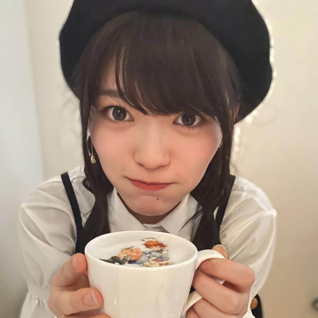 のインスタグラム：「…𝐆𝐅 𝐂𝐀𝐅𝐄 ･ ･ GRACE FIELD CAFEへ☕️ 座った席はレイのテーブルでした！ ･ CAFE入口の壁にモールス符号が書いてあったけど、あのモールスの意味なんだろ🤔気になる…」