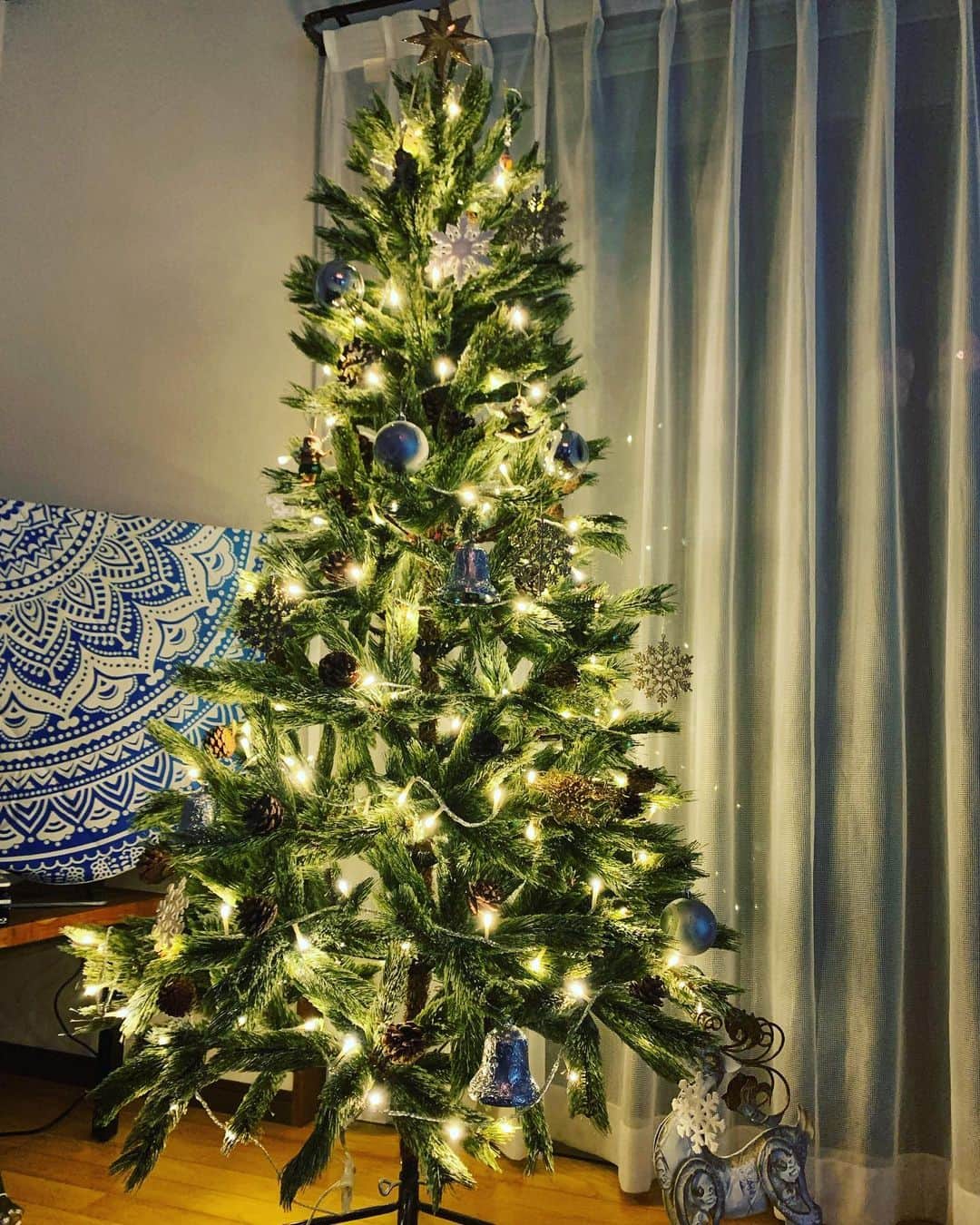 齊藤美絵さんのインスタグラム写真 - (齊藤美絵Instagram)「お家のツリーのライトが届き、 私の東京の母的存在の れいこ先生から 立派なフレッシュリースが届き、 (先生ありがとうございます💕) 一氣にクリスマスムードが 高まってきました🎄✨  娘がリュックや袋に いっぱいおもちゃを詰めて サンタさんになるんだと 大張り切り✨✨✨  受け取るのもとても嬉しいけど、 プレゼントして喜んでもらえるのも 嬉しいよね🎁  #クリスマス　#クリスマスツリー　#christmas #christmastree #🎄　#育児　#childcare #4yearsold #ツタエルヒト。」12月14日 20時33分 - saitomie