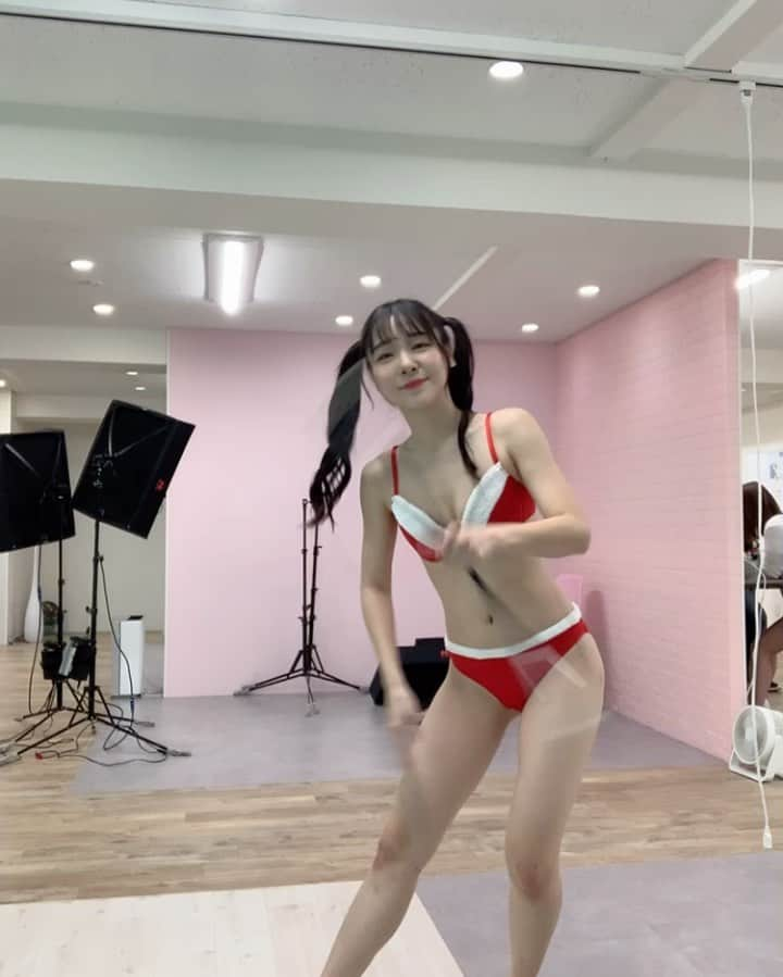 仲村まひろのインスタグラム：「メリクリダンス🎄(ツインテールver.)  #グラドル特技部 #くるくる動画 #仲村まひろ #バトントワリング #アクロバトン動画 #10秒グラビア #グラドル自画撮り部 【毎日投稿 487日目】」