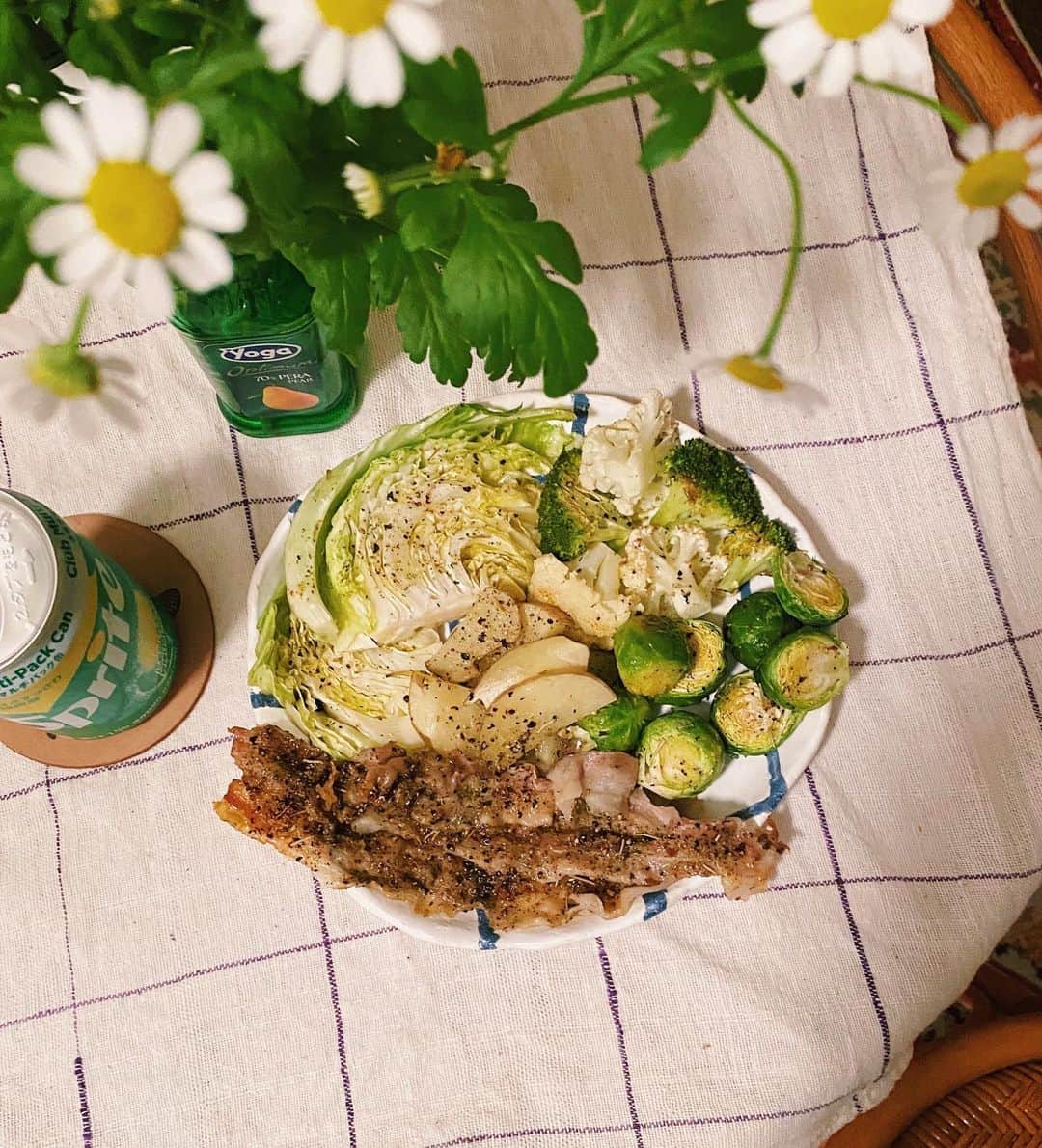 Alysa Ichikiのインスタグラム：「最近のはまっている夜ご飯🍽 食べたいものたちを🥓 適度な大きさに切って🥦 オリーブオイルと塩胡椒多めに🥔 200度のオーブンで12分焼くのみ🥬 簡単よ〜おいしいよ〜やってみて〜😋」