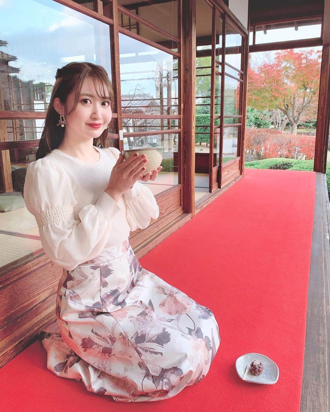 沢井里奈さんのインスタグラム写真 - (沢井里奈Instagram)「⠀ ⠀ 先日の撮影にて📷🌸 　 縁側から庭園を眺めながら お抹茶を頂けるなんて最高でした🍵✨ 　 西尾の抹茶美味しかったです☺️💓💓 　 　 #旧近衛邸 #西条園あいや本店 #お抹茶」12月14日 20時34分 - sawairina