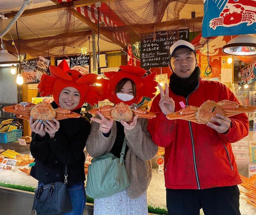 朝市広場のインスタグラム：「両親にカニのお土産😊🦀  素敵ですね〜また来て下さい😊  ありがとうございました❗️  大将の代理で たまには出てみますか。笑  やっぱ撮影角度変やって。笑  松葉がに#セイコガニ#せこがに #かに刺し#かにすき#焼きガニ  #柴山がに#津居山蟹 #松葉ガニ#カニ女 #かに好きと繋がりたい  #カニ男 #城崎温泉街  #かに料理 #湯楽#香箱蟹 #朝市広場  #カニと撮影できます #カニスタグラム  #全国宅配#かに #城崎温泉#通販可能#ネット通販 #japan #kinosaki#trip #crab#旅行好きと繋がりたい  #全国宅配#大将tube」